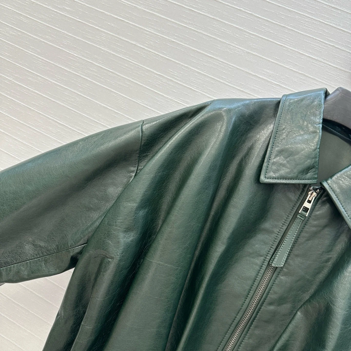 Grüne Lederjacke, kurz, 100 % Schaffell, asymmetrisches Falten-Design, lässige, hochwertige, modische Oberbekleidung