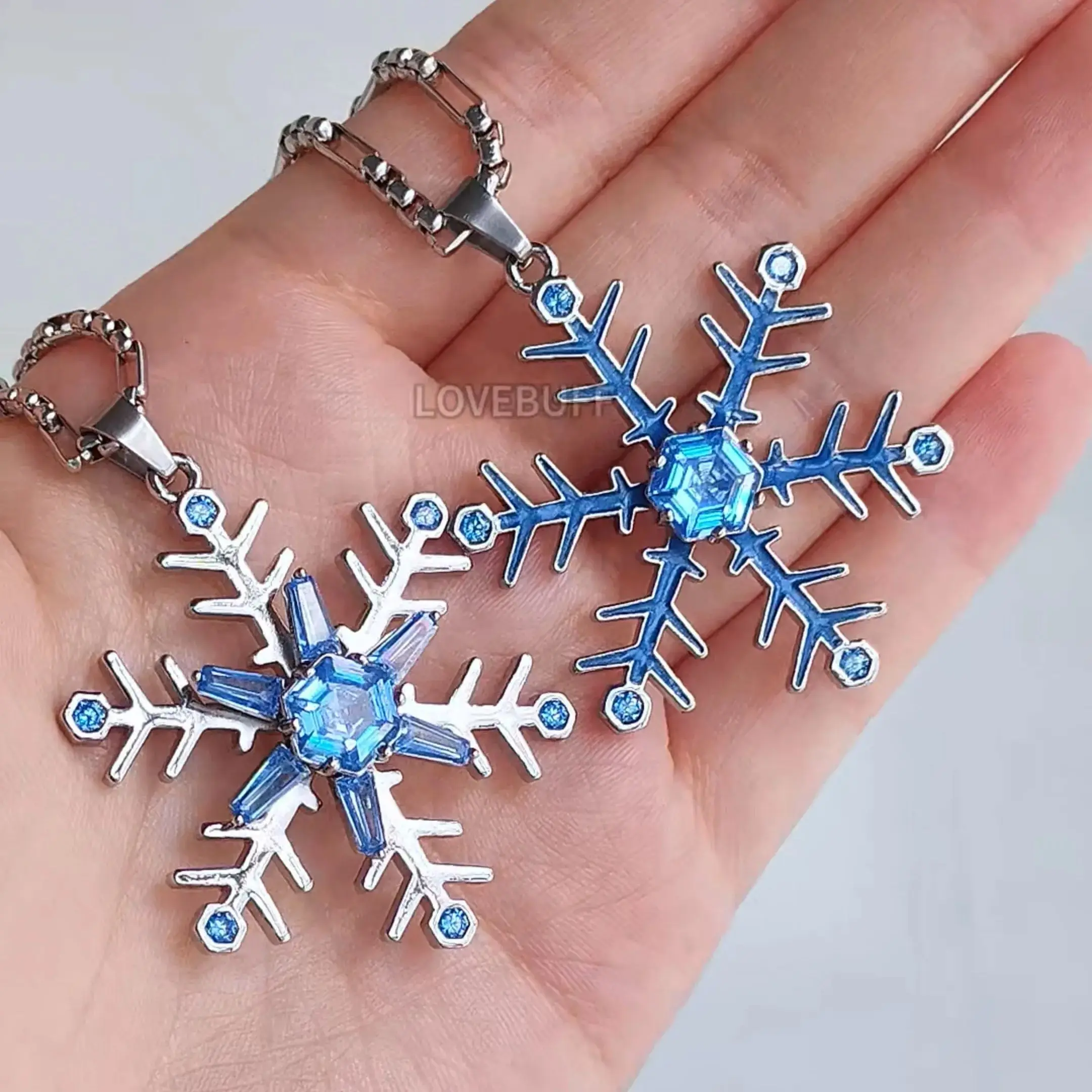 

LOVEBUFF LAD Zayne Snowflake Inspired Spinning Pendant Necklace