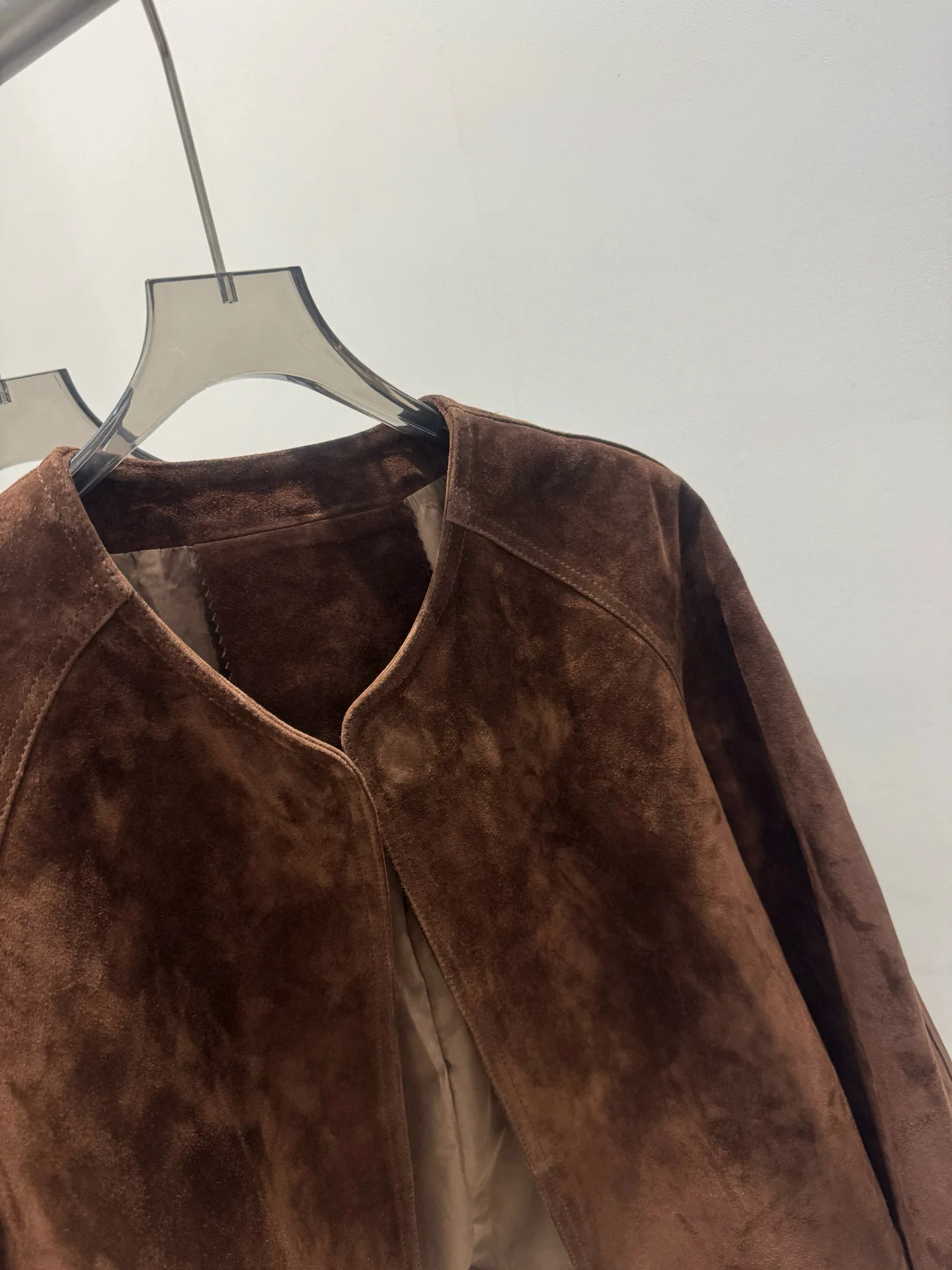 Elegante minimalistische Damen-Wildlederjacke