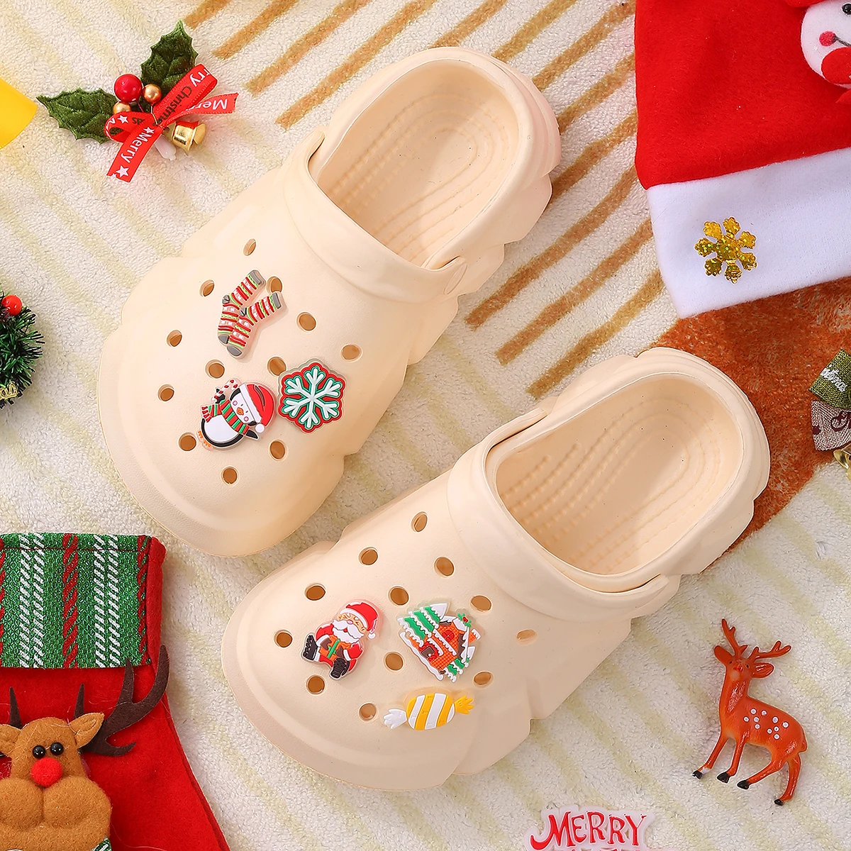 Christmas candy-themed clogs, perfect for parties; garden shoes with festive elements, lightweight and durable. 3057