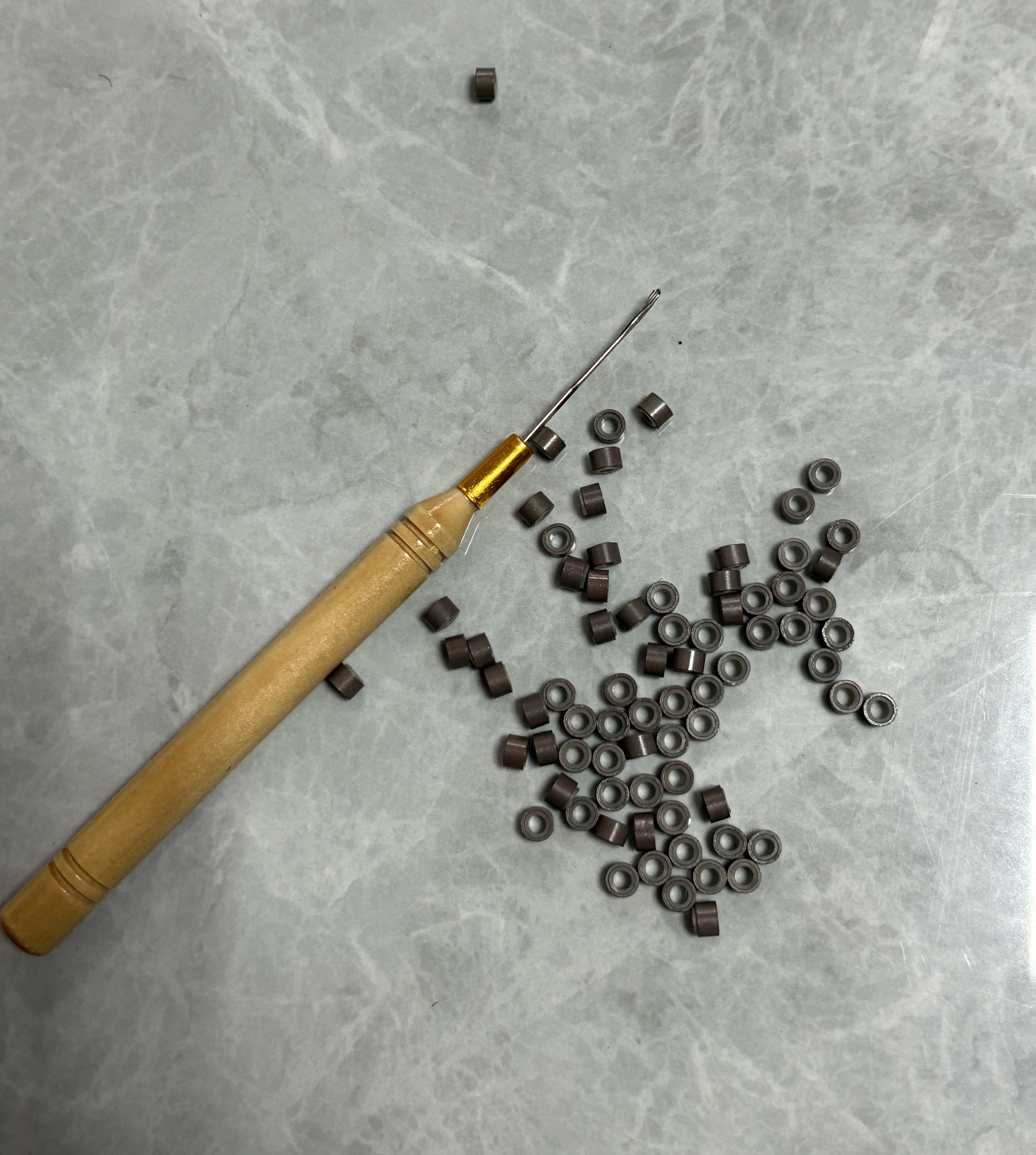 

Набор инструментов для наращивания волос: 80 шт., бусины с микрозвеньями с силиконовой подкладкой и 1 игла с крючком для вытягивания