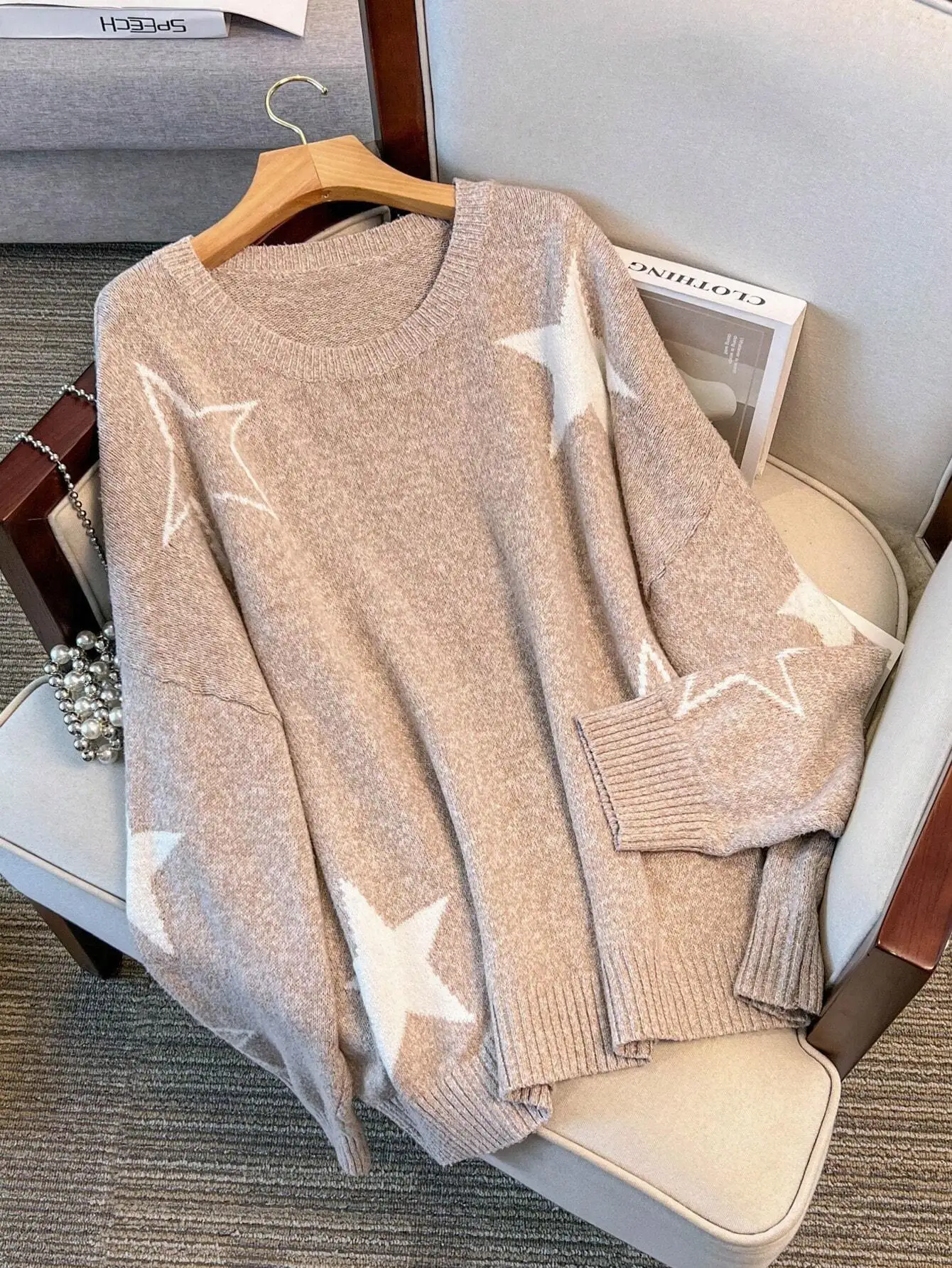 ニットセーターシンプルでスタイリッシュな秋冬の万能ラウンドネックトップと女性の五芒星の組み合わせ