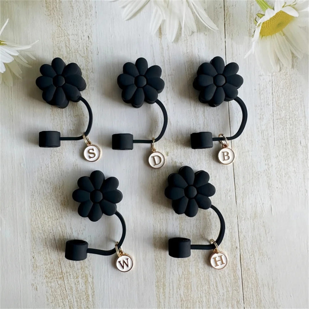 Black Accessory Straw Cap, 26 Letter Flower Silicone Straw Cover Dustproof Straw Cover Suitable for Glass and Water Bottles