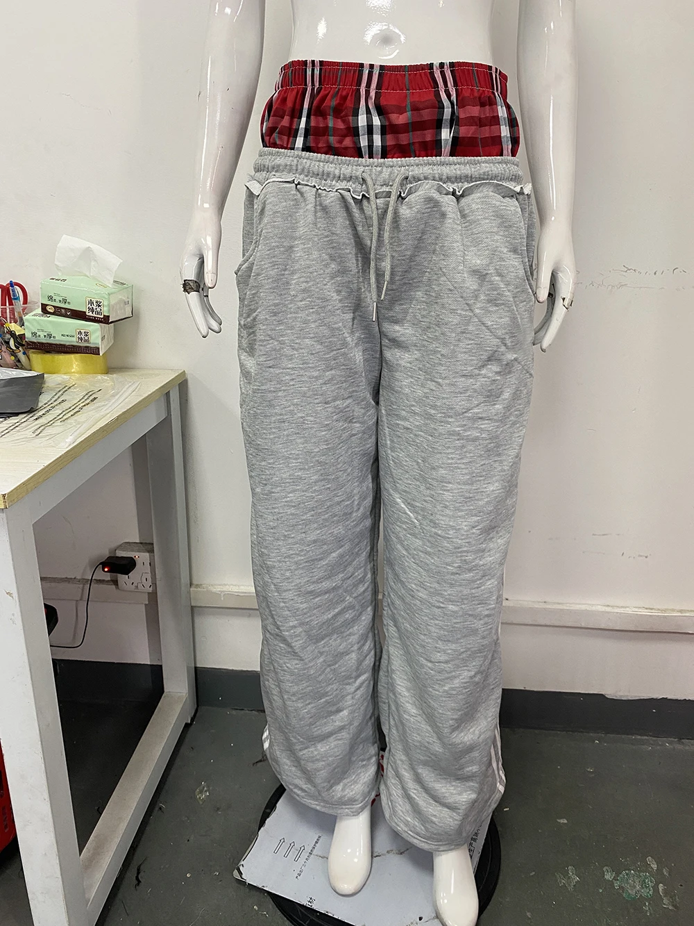 Retro Damenhose, locker geschnitten, im zweiteiligen Look, mit doppeltem Bund und Streifen, Frühjahr 2026, modische Freizeit- und Büro-Langhose – Detail 8