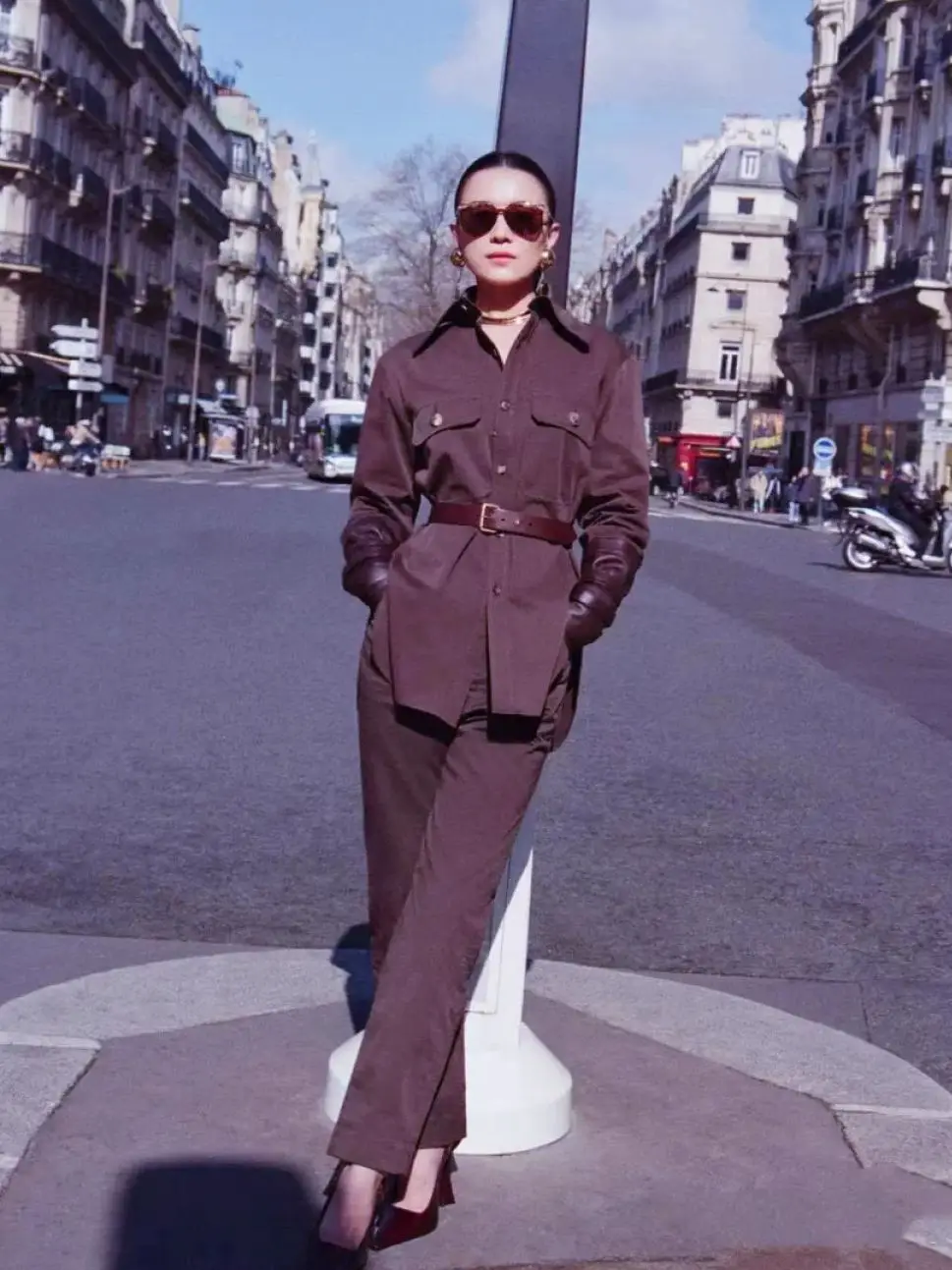 Terno de calça com cinto feminino elegante e mínimo de outono