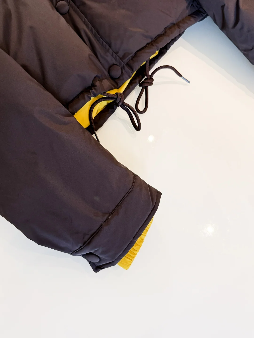 Piumino corto color block con cappuccio giallo, cappotto oversize in cotone, streetwear da donna, moda 2025