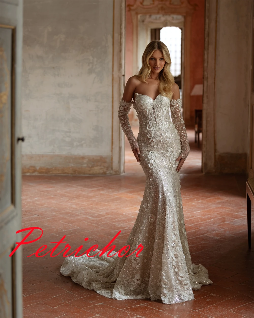 カスタマイズされた高品質ホワイトオーガンザストラップレスのウェディングドレス絶妙な取り外し可能なスリーブ長袖背中の開いたブライダルドレス