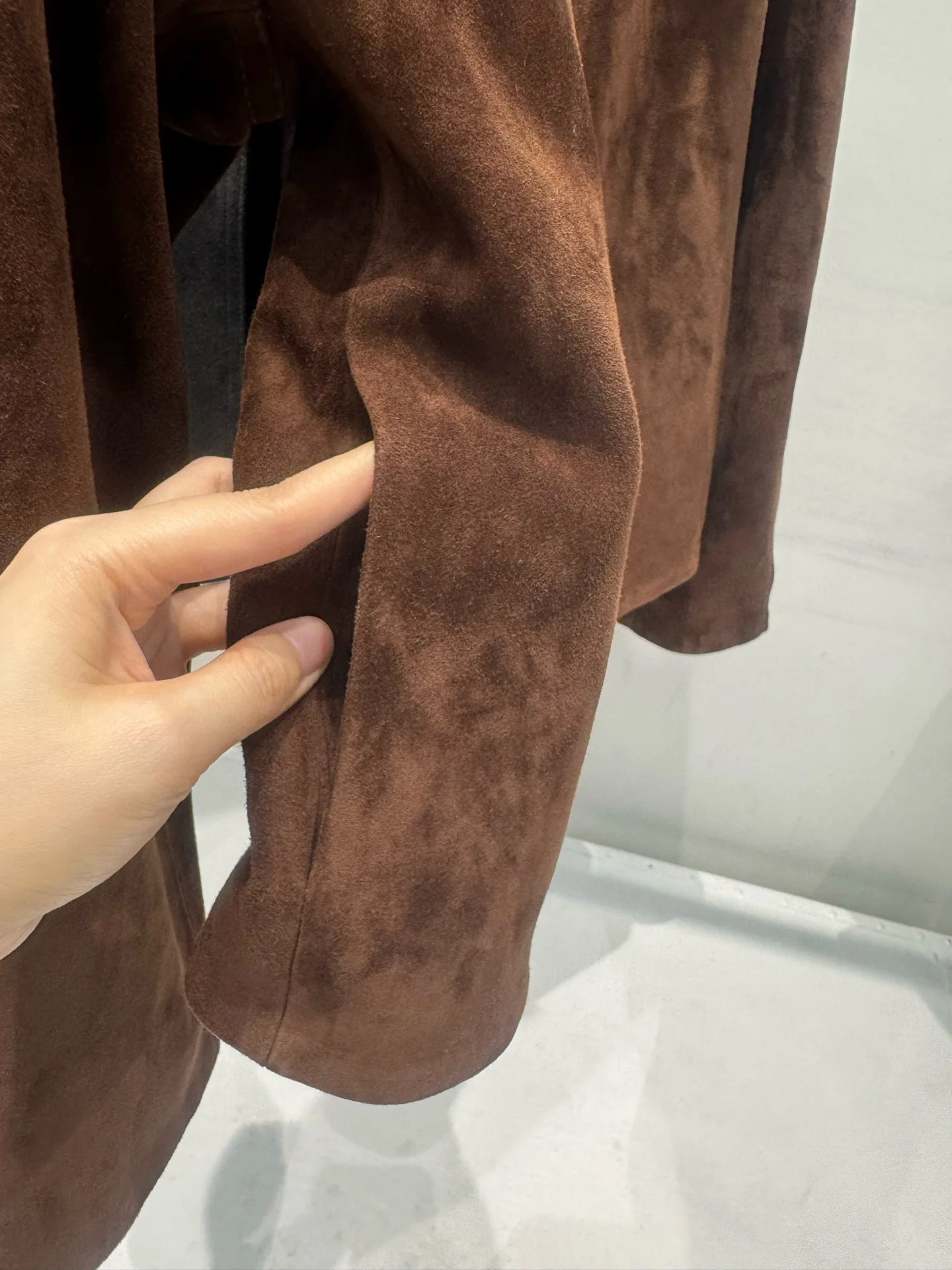 Elegante minimalistische Damen-Wildlederjacke