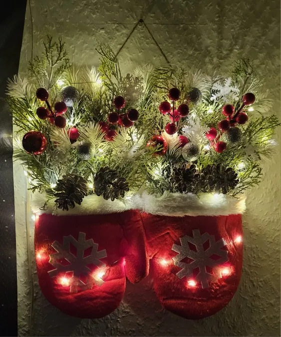 2026 Christmas Garland Creative Glove Shaped Wreath Window Door Garden Gate Decorative Hanging Holiday Party Decor Door Sign photo review