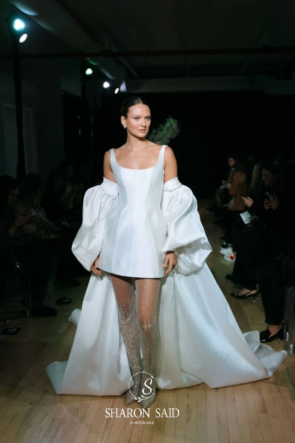 Sharon Said Abito da sposa in raso bianco sporco con colletto quadrato semplice 2025 con maniche a mantella staccabili Abiti da sposa SW320 personalizzati