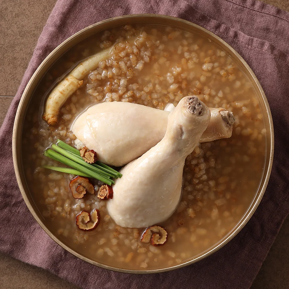 حساء ساق دجاج Samgyetang ، طعام تخييم صحي