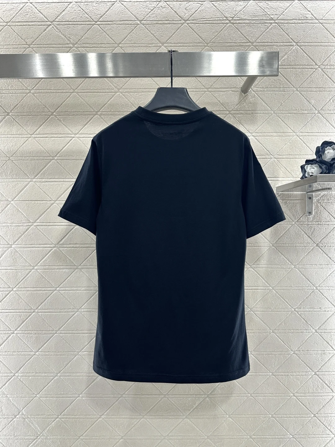 

2026 High-end Women's Round Embroidery Sequin Solid Color Fashionable Simple T-shirt 209