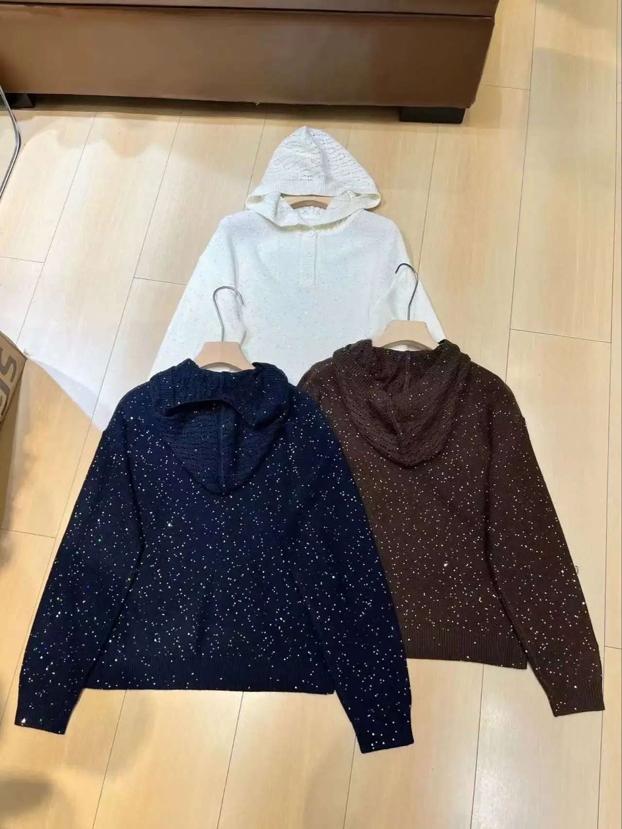 هوديي نسائي محبوك من الصوف الخالص ومزين بالترتر