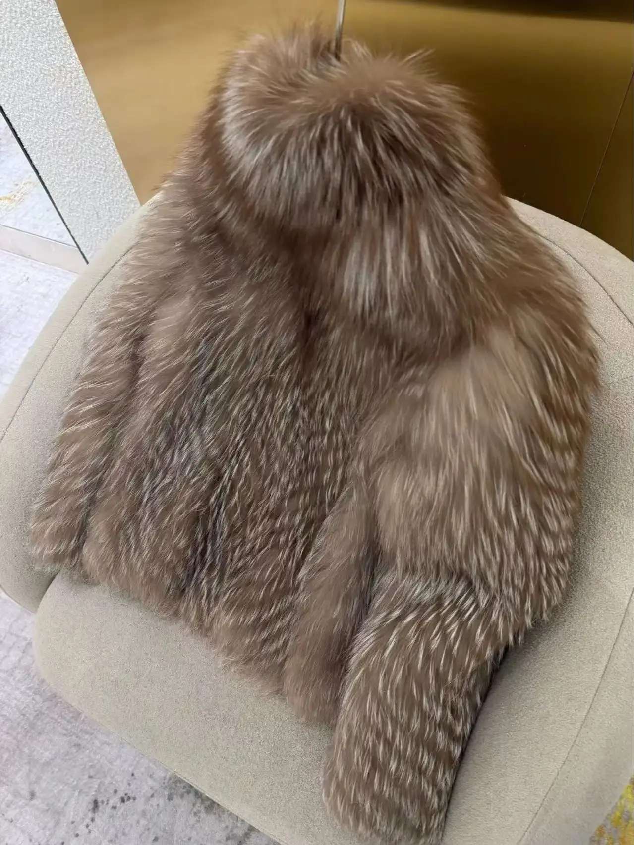 高品質のシルバーフォックスのスタンドカラー付きコートを輸入しました