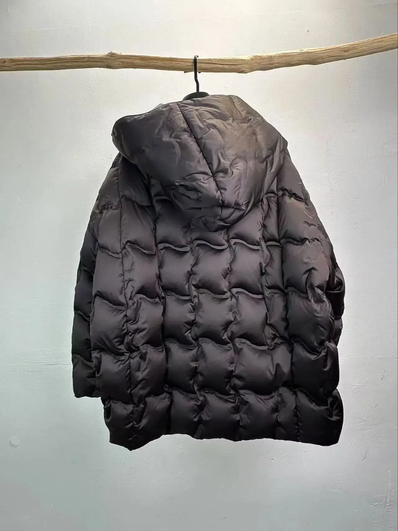 Elegante, minimal hochwertige Daunenjacke mit schrägen Knöpfen und Kapuze