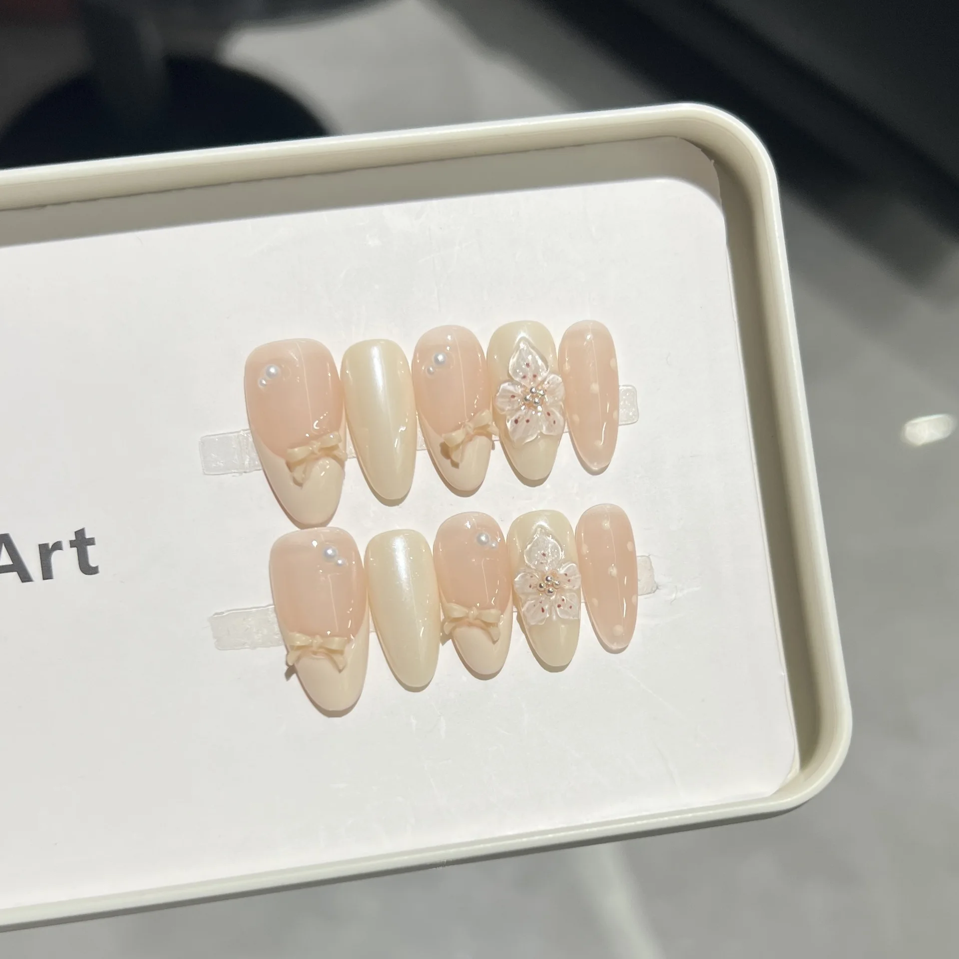 10 قطع من الأظافر الصناعية الناعمة بلون الحليب، تصميم فرنسي بزهور وفيونكة، أظافر متوسطة الطول بشكل اللوز مع نقاط البولكا، مانيكير عصري