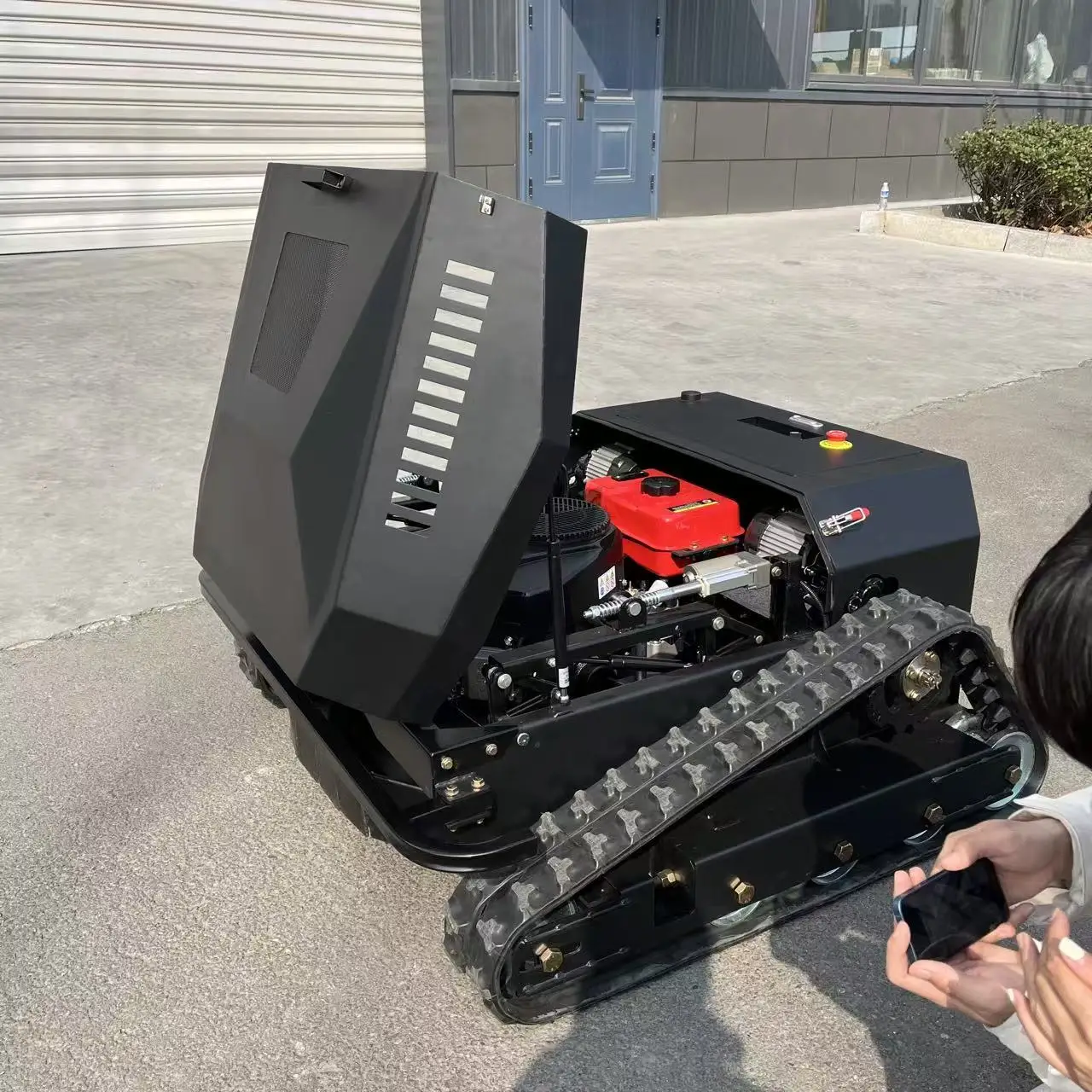 

High-Horsepower Twin-Cylinder Tracked Lawn Mower Intelligent Remote-Controlled for All Terrains with Remote Operation