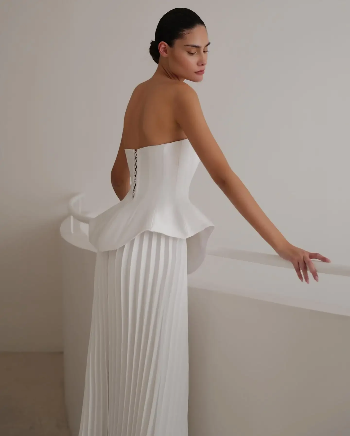Lakshmigown Weißes Plissiertes Hochzeitskleid Langes Brautkleid aus Seiden-Taft Weißes Plissee-Hochzeitskleid Nach Maß – Detail 9