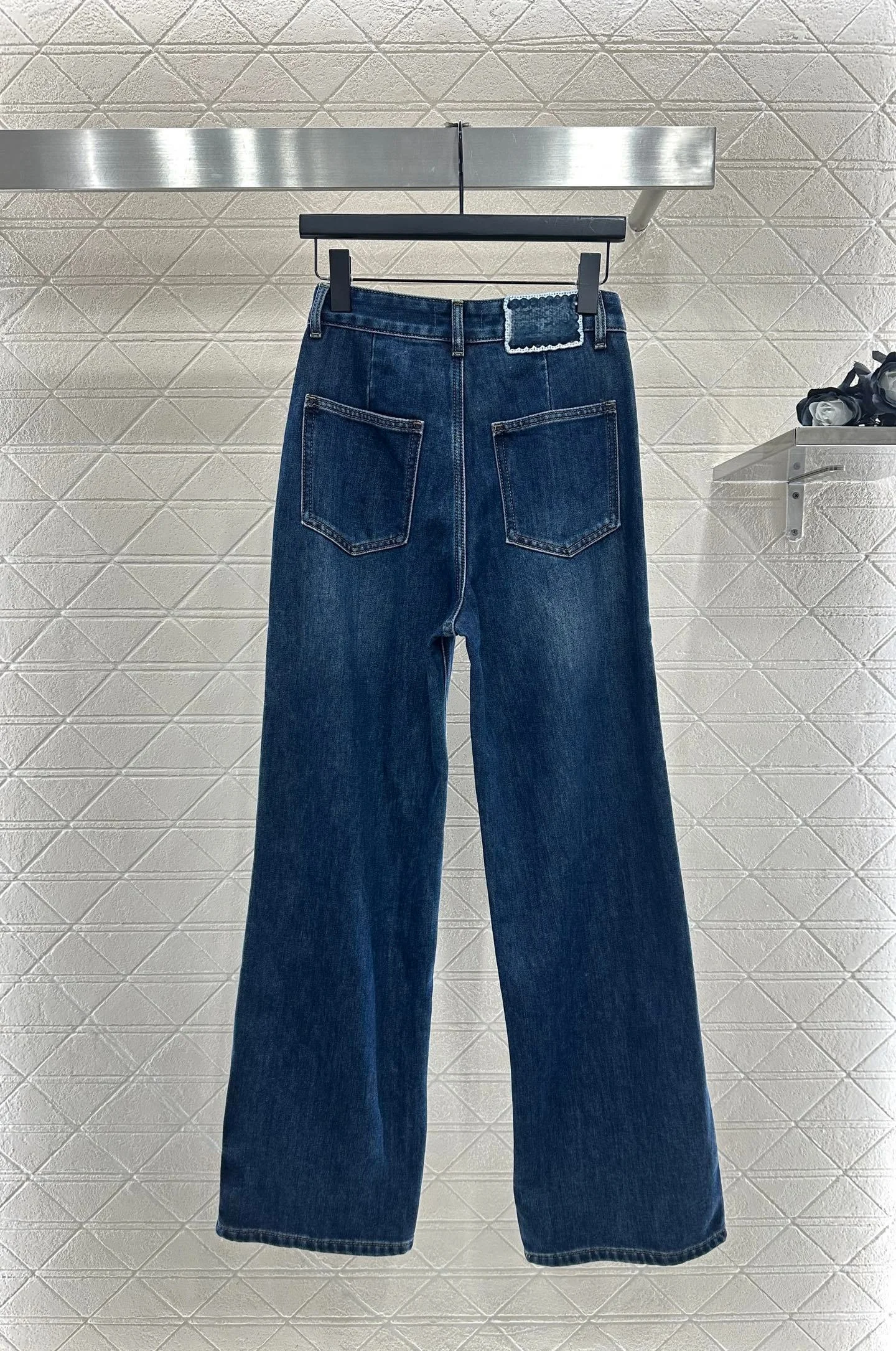 

High-end custom-made women's fleece jeans for the autumn and winter of 2025 with afitted embroidered print design and warm pants