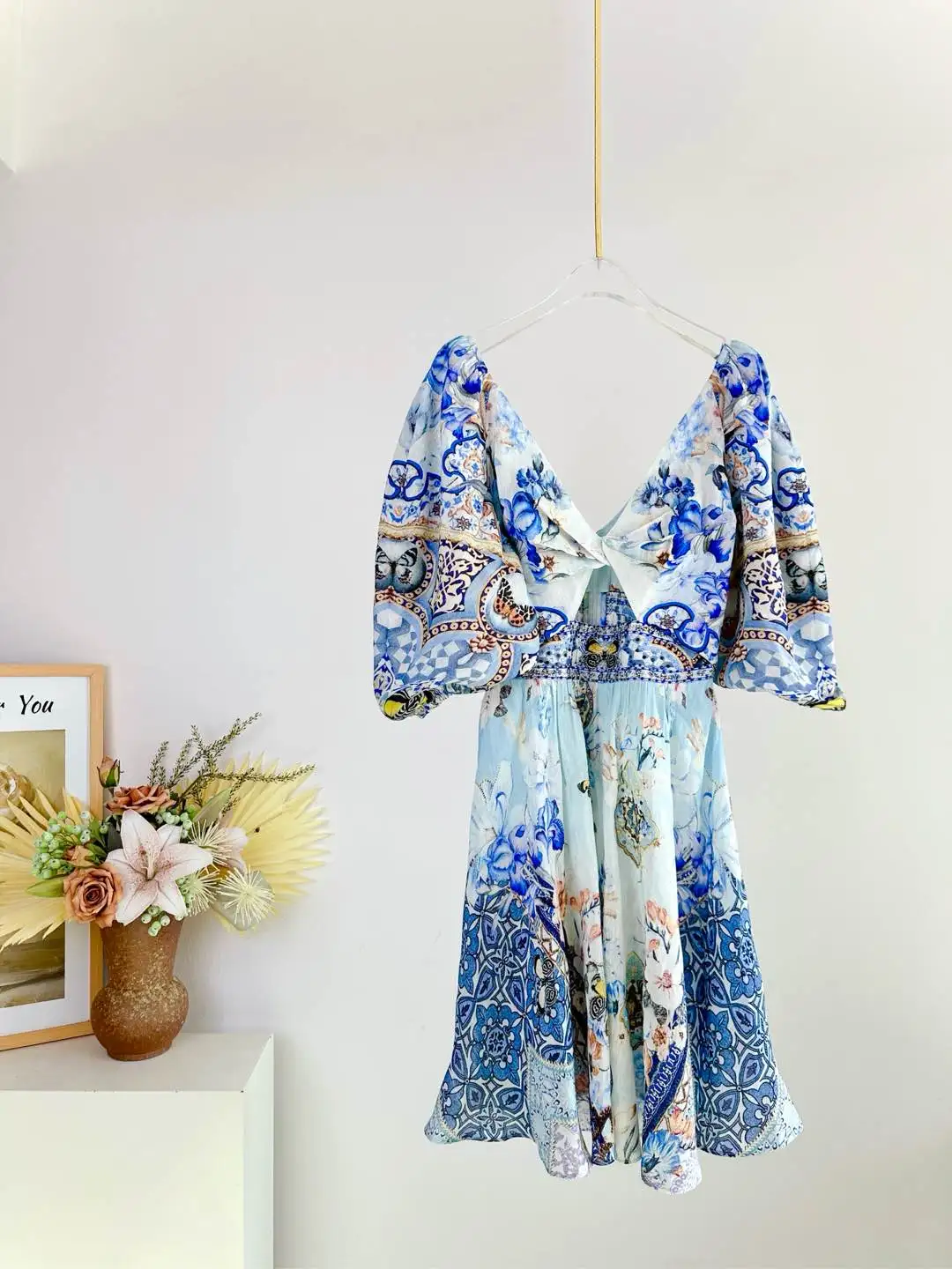 فستان نسائي قصير بطباعة أزرق حريري حقيقي 100% فستان صيفي أسترالي للشاطئ بوهو شيك مصمم بأكمام منتفخة ماسية