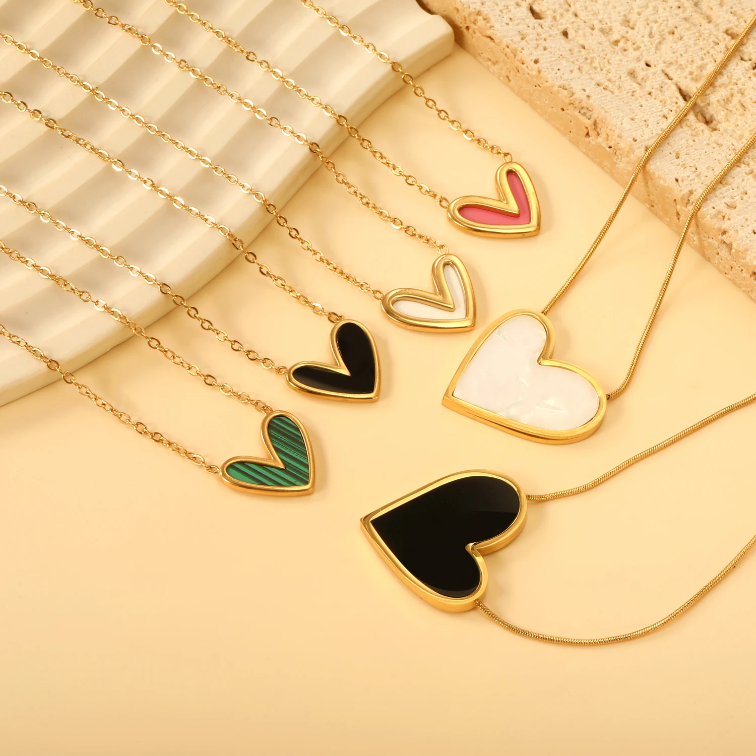 LUXUKISSKIDS Romantic Heart Pendant Necklace Black/White Shell Love Charms Women/Girls Exquisite Clavicle Choker Steel Jewelry
