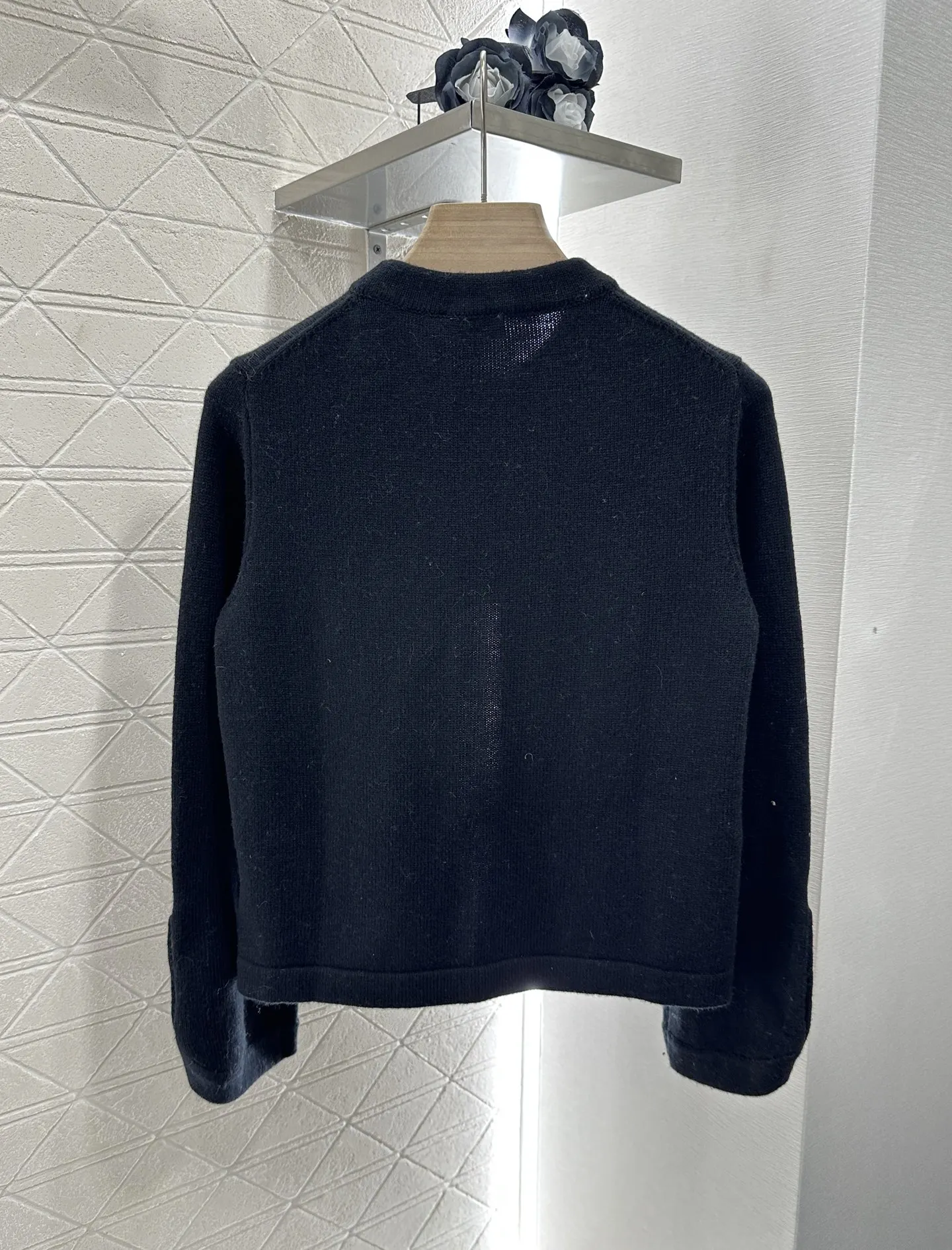 

High quality spring and summer women's lace up contrasting round neck knitted cardigan SU290