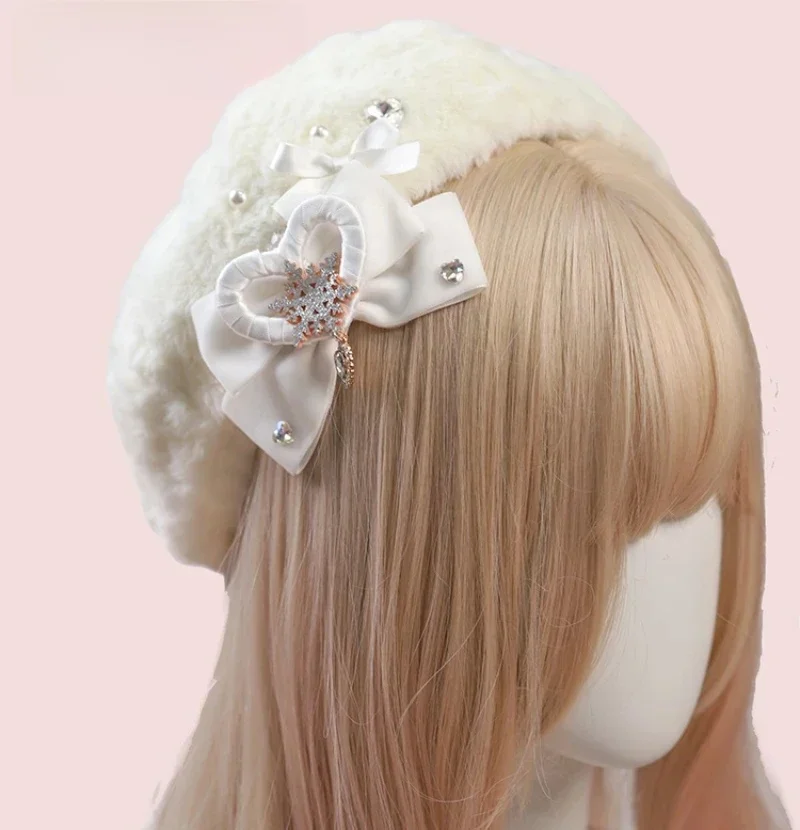 Jesienno-zimowy elegancki perłowy pluszowy beret Japoński styl Ręcznie robiony Lolita Snowflake Love Heart Bow Tie Biały kapelusz dla kobiet Czapki — zdjęcie 2