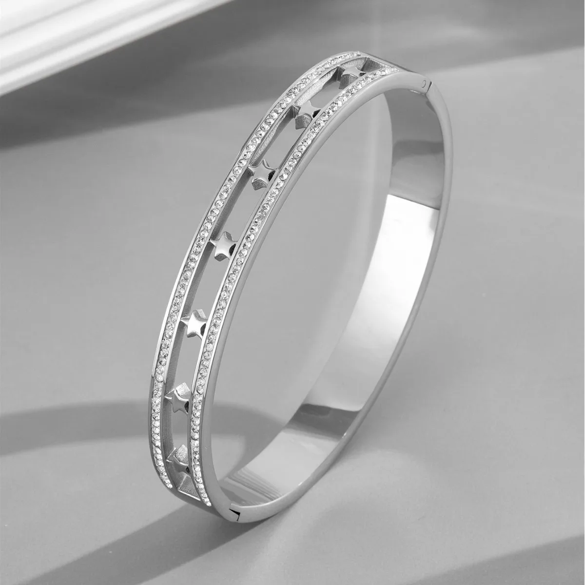Luxury Gold Plated Star Bangle Bracelet for Women – Open Frame Design with Sparkling Crystals