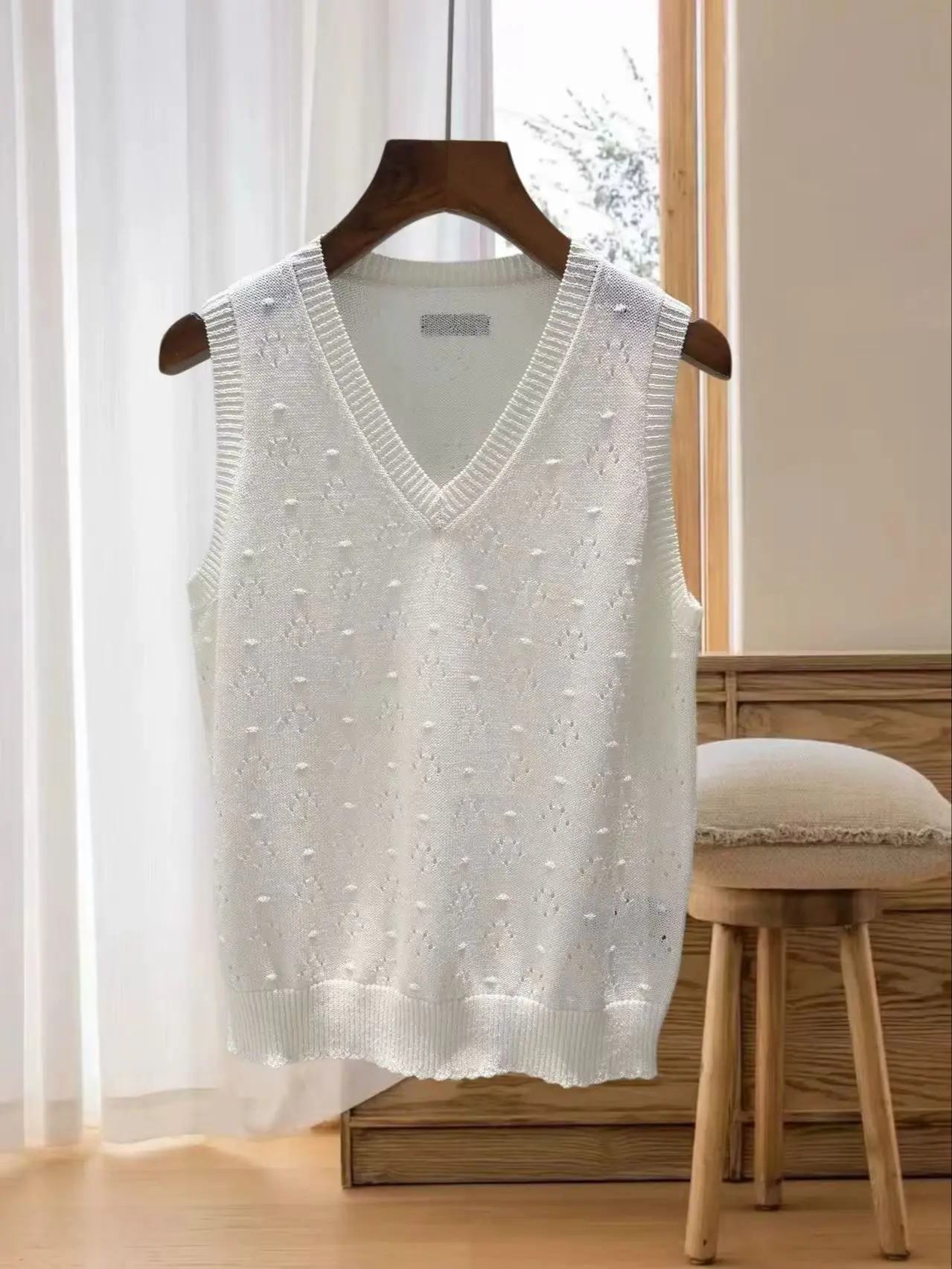 

Элегантная дышащая блузка без рукавов с V-образным вырезом и ажурным узором из микроэластичной ткани.