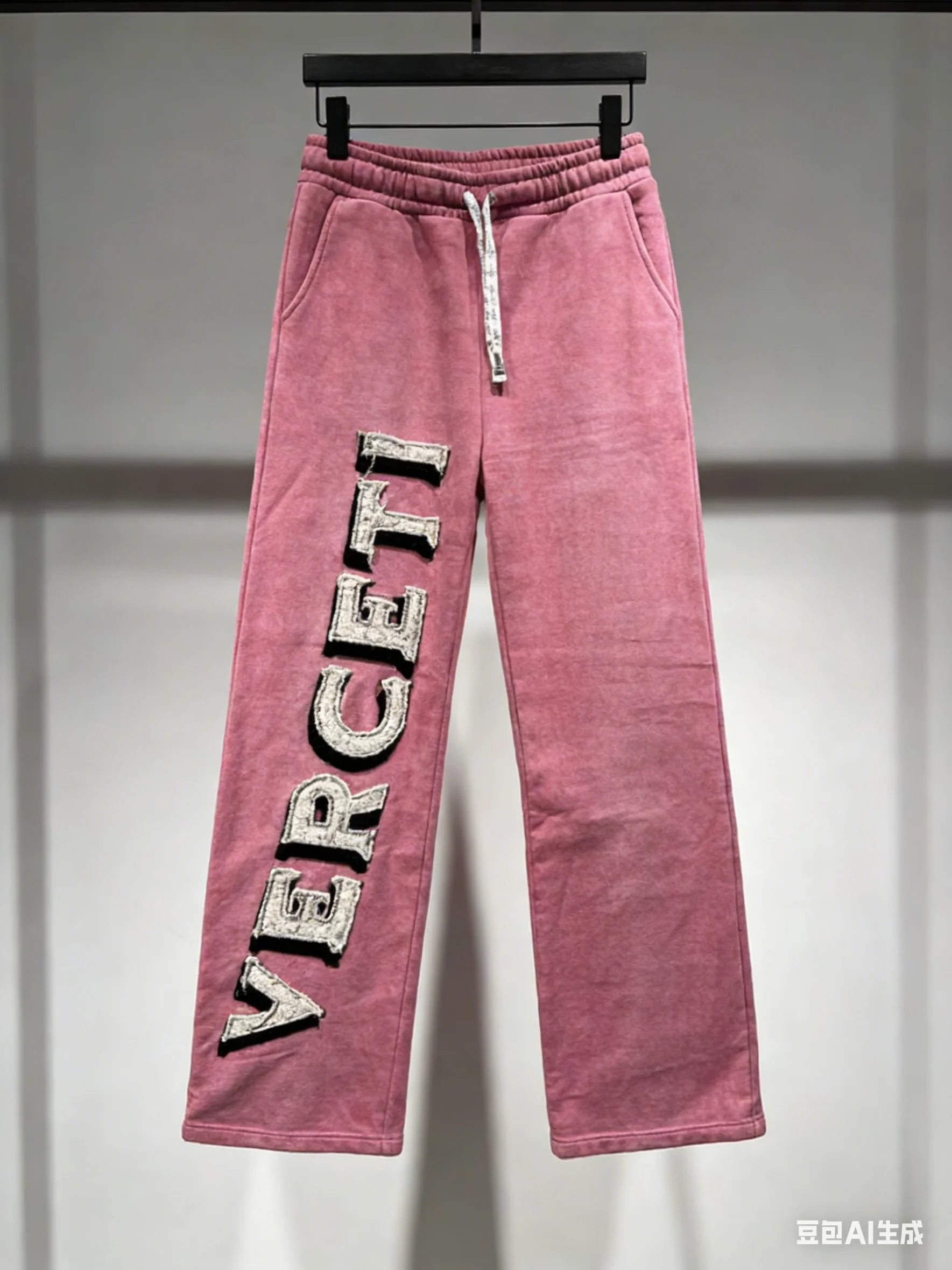 

Спортивные штаны с вышитыми нашивками, широкие, в винтажном стиле, для уличной моды.