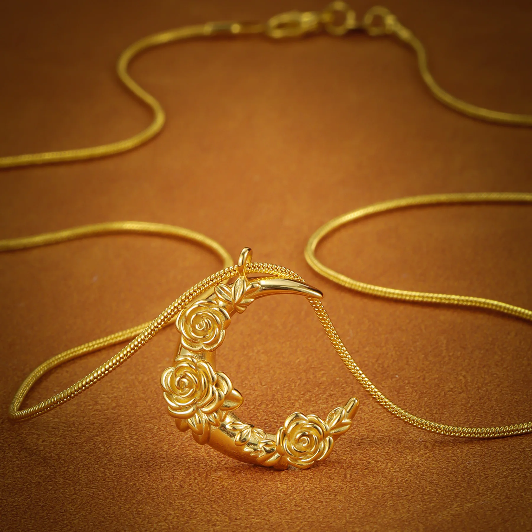 

Eid Gift for Her 3D Islamic Crescent Moon Necklace with Damask Rose Muslim Women's Jewelry for Ramadan Eid al-Fitr & Special