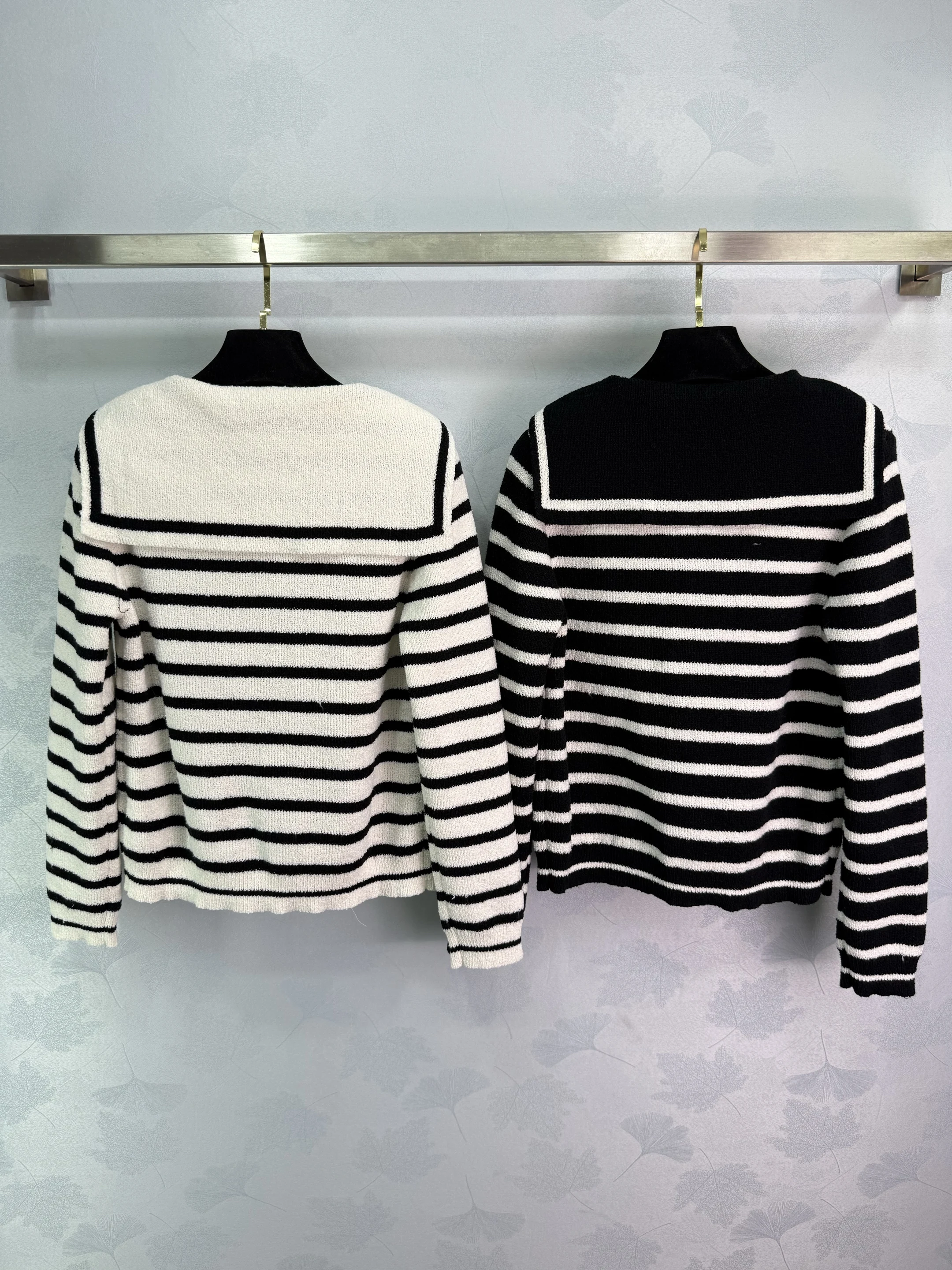 

Осень 2025 г., новый кардиган в черно-белую полоску с темно-синим воротником и вышивкой 26