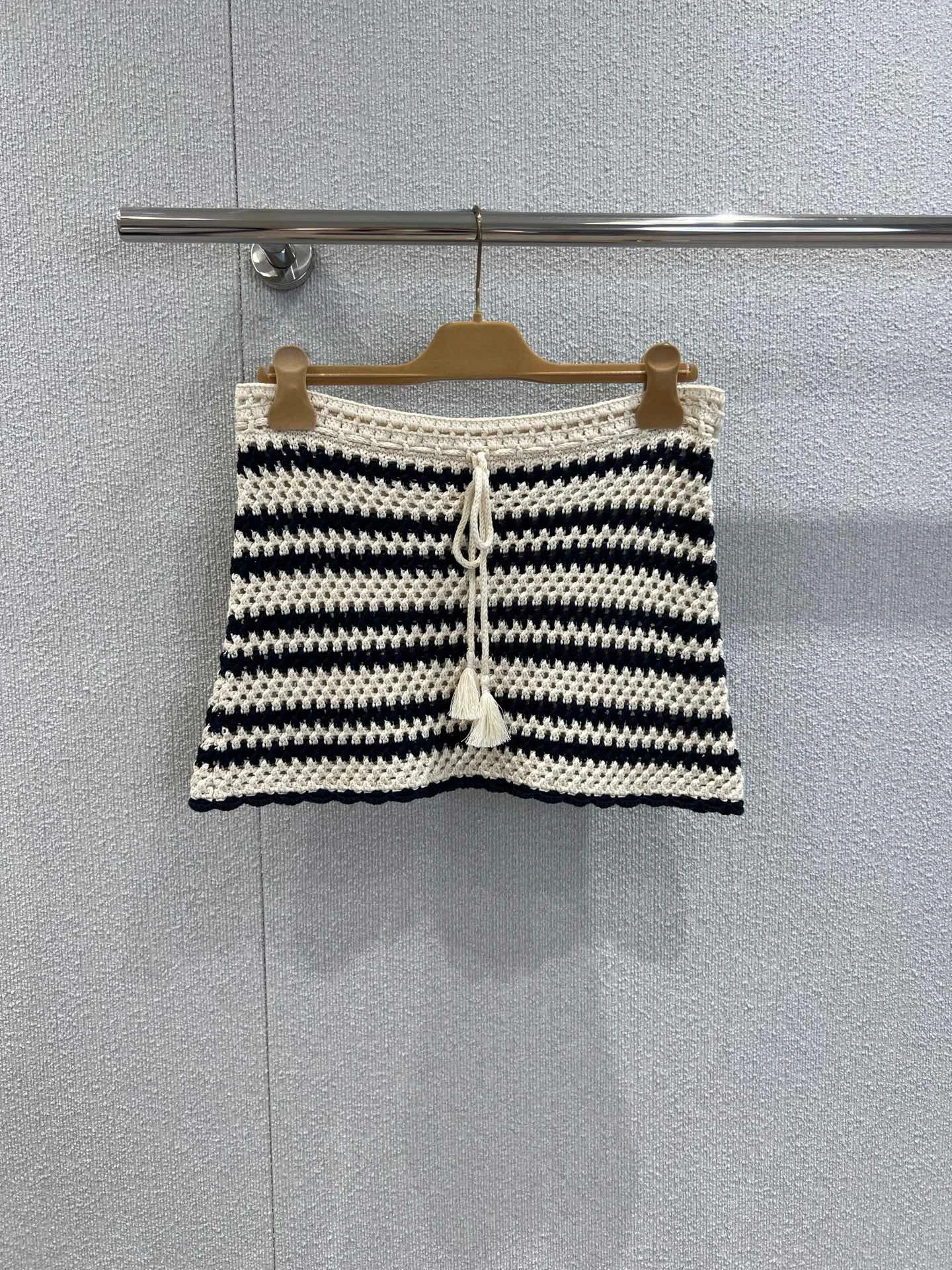 

2025 Spring/Summer New Color Contrast Striped Hollow Knitted Half Skirt 198