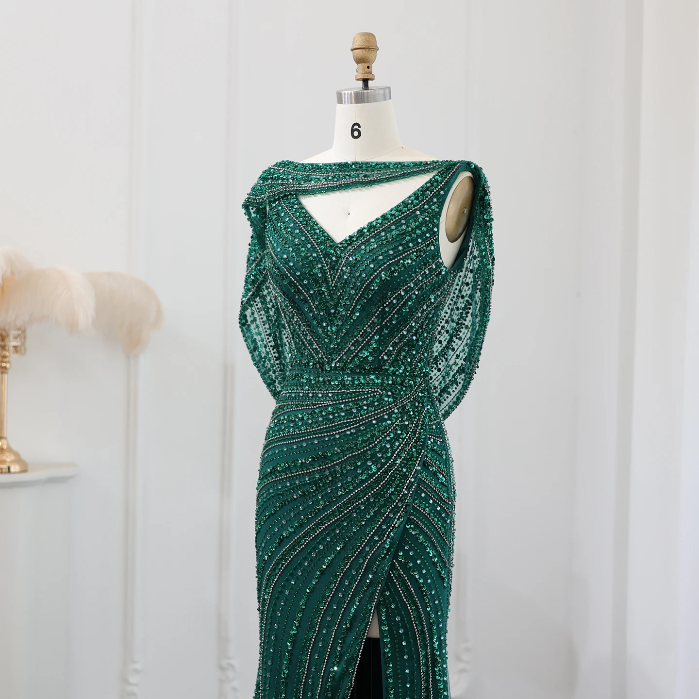 Sharon Said Luxuriöses Silbernes Meerjungfrauenkleid für Hochzeitsfeier mit Cape, Perlenbesetztes Schlitz-Abendkleid SS035 Maßanfertigung – Detail 29