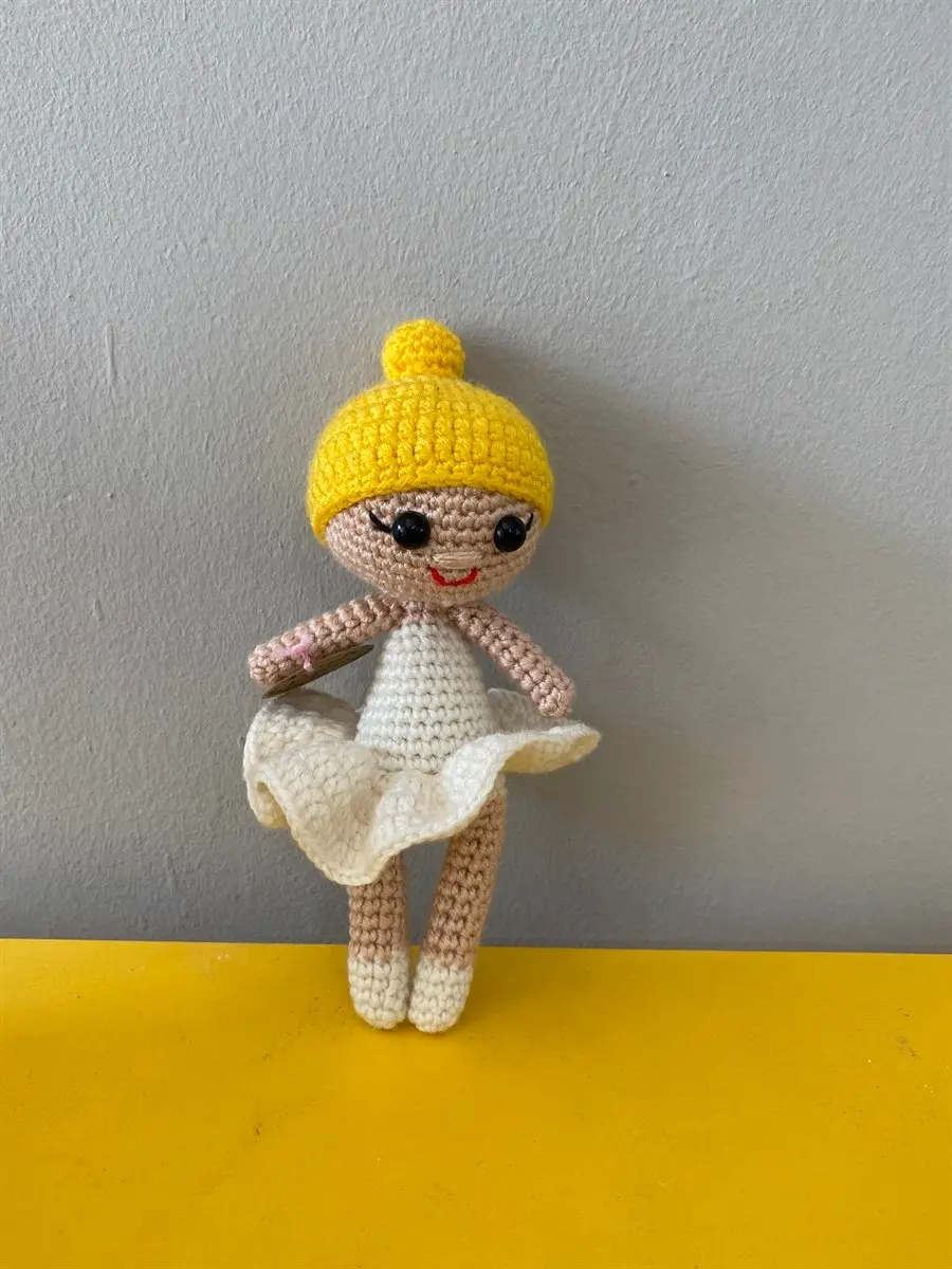 

Handmade Amigurumi Ballerina Girl in White Dress 14 cm