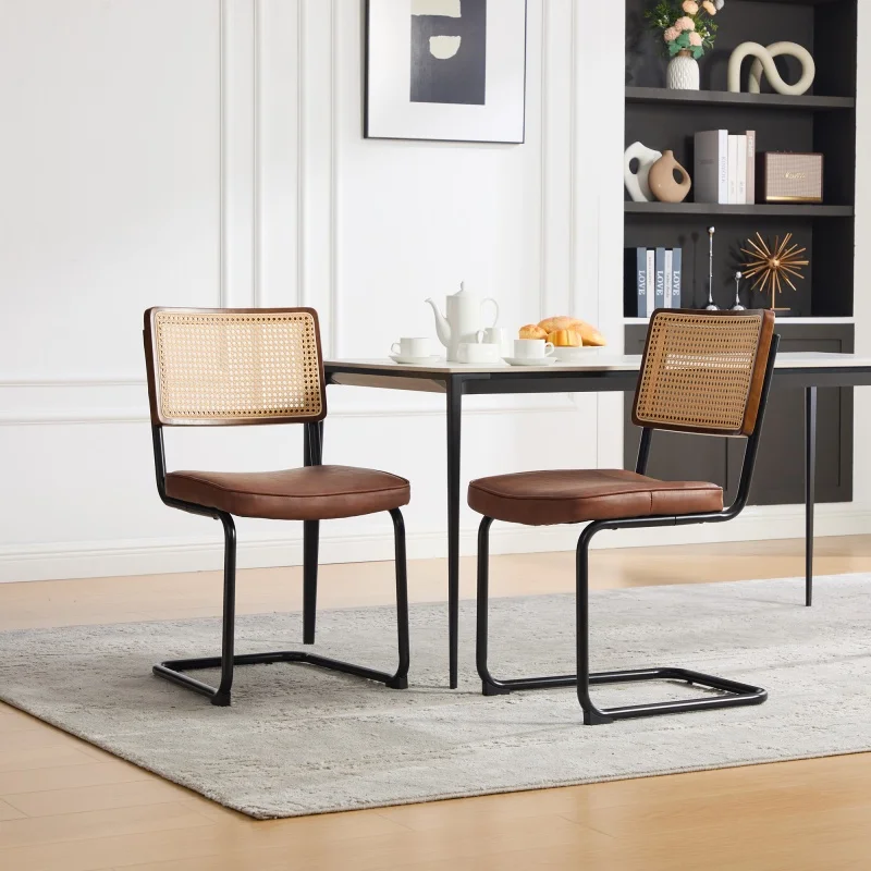 Chaise de salle à manger moderne en rotin, chaise d'appoint vintage avec structure en métal noir, dossier en roseau synthétique, assise en cuir PU, chaise d'appoint marron pour cuisine, salon, chambre à coucher