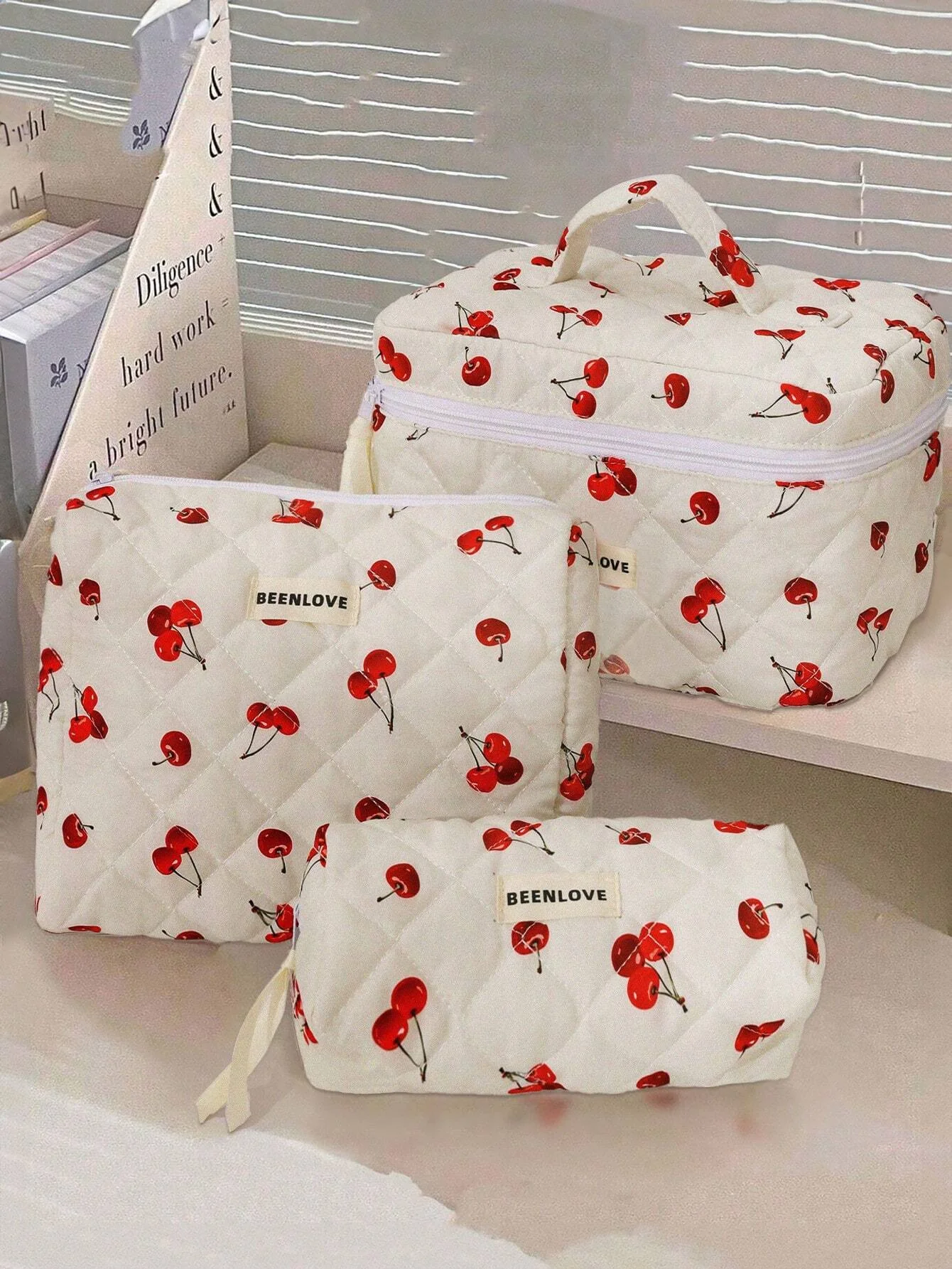 Tela acolchada suave envuelta en una estampado de cereza roja, parece dulce y práctica: gran capacidad para maquillaje, cosmética y artículos de tocador, portátil y liviano, no ocupa espacio cuando llevado en una mochila y es organisado al viaje. Es una bolsa de maquillaje para niñas que despertan tempranas, una bolsa de aseo para viajeros y una bolsa de almacenamiento para dormitorio para estudiantes: infusa una sensación de dulce en almacenamiento, se convierte en tareas diarias vivas y adorable.