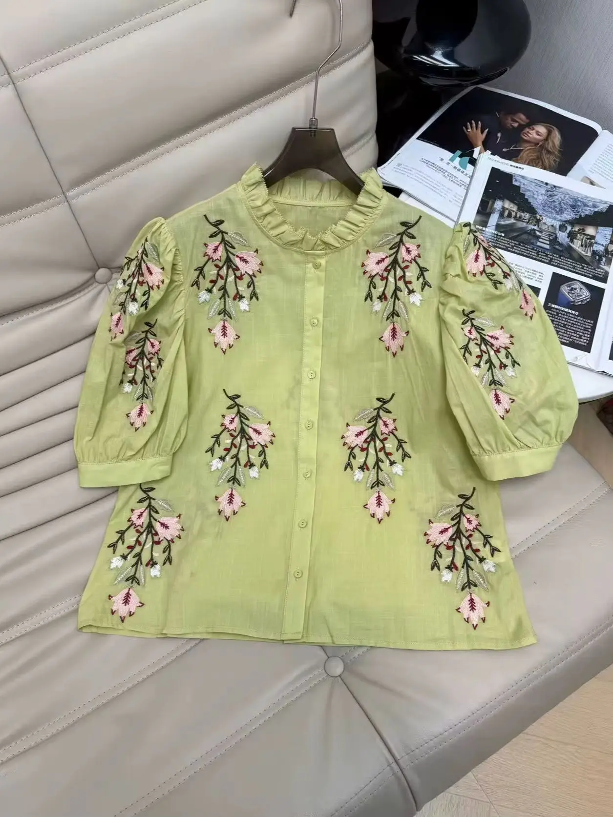 Blusa de algodón transpirable y agradable para la piel con bordado de campanillas doradas para todo tipo de figuras