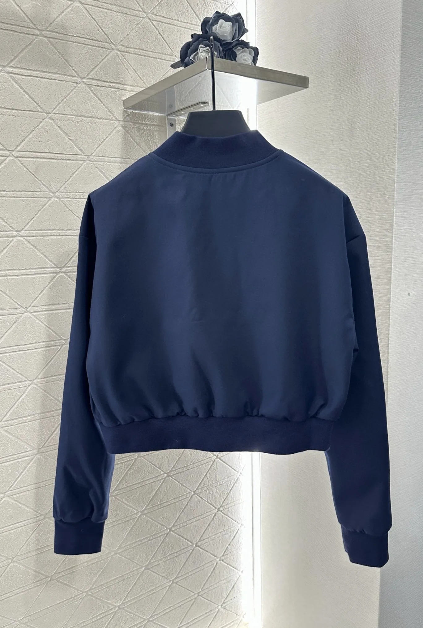 

Ранняя осень Новые женщины носят куртки с обеих сторон с короткими юбками