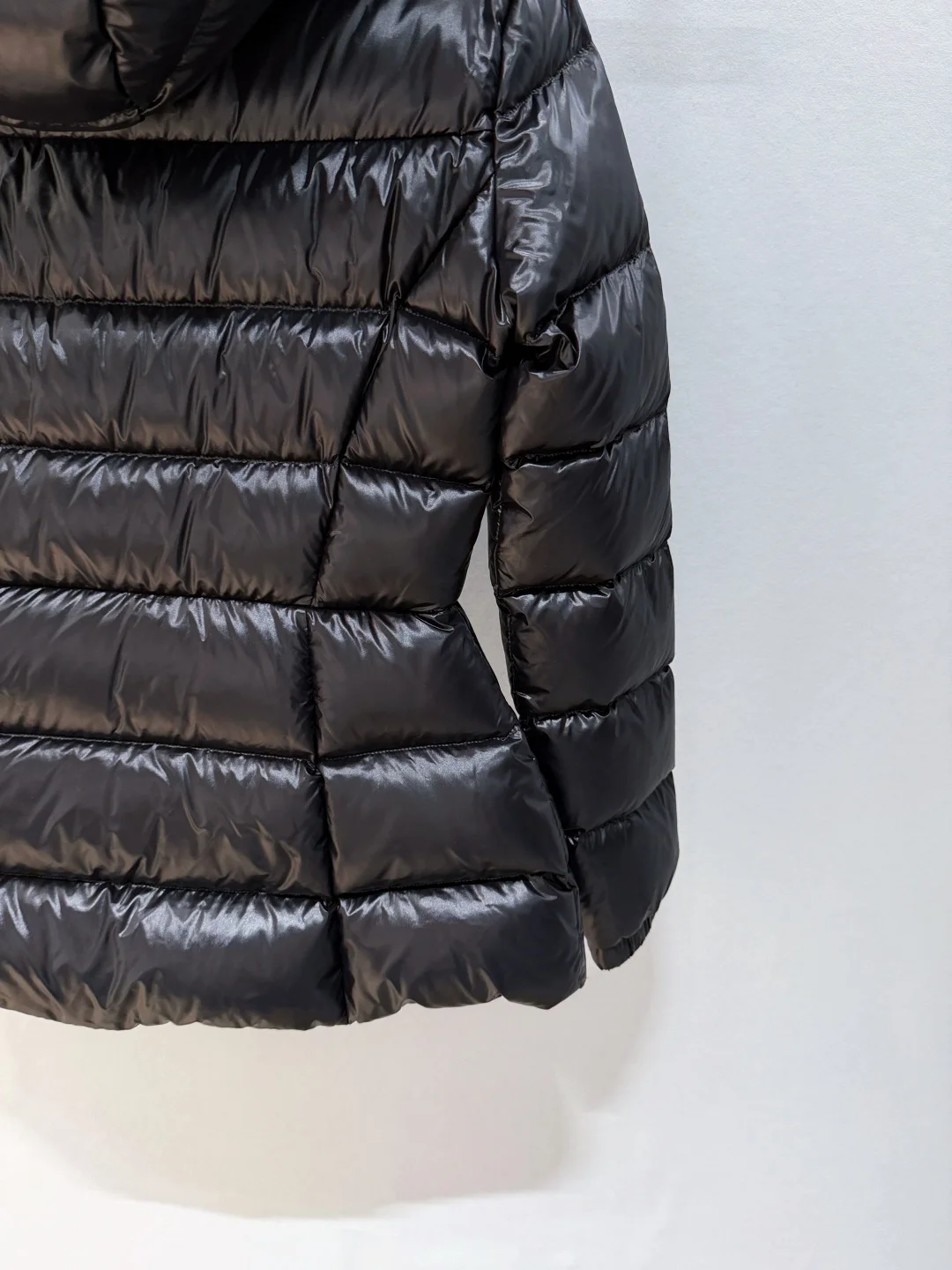 เสื้อแจ็คเก็ตขนเป็ดฤดูหนาวปี 2025 ขนห่านขาว 95% คุณภาพสูง ทนทาน ฮาร์ดแวร์สั่งทำพิเศษ คุณภาพระดับไฮเอนด์