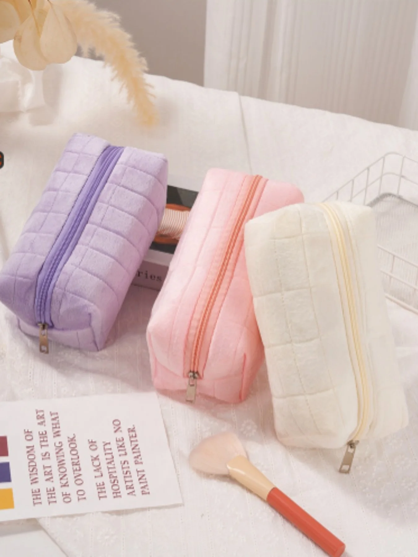 Velvet Hand-Held Storage Makeup Bag, with a Soft Velvet Texture and Fresh Macaron Color Scheme, Creates a Gentle Vibe: the Hand-Held Design Is Portable and Lightweight, Perfect for Everyday Use, Can Hold Touch-Up Makeup and Cosmetics, and Can Store Skincare Samples When Traveling. the Velvet Material Also Provides Cushioning and Protection for Fragile Beauty Tools. It's a Thoughtful Accessory for Girls to Organize Their Makeup on the Go, Combining Both Aesthetics and Practicality.