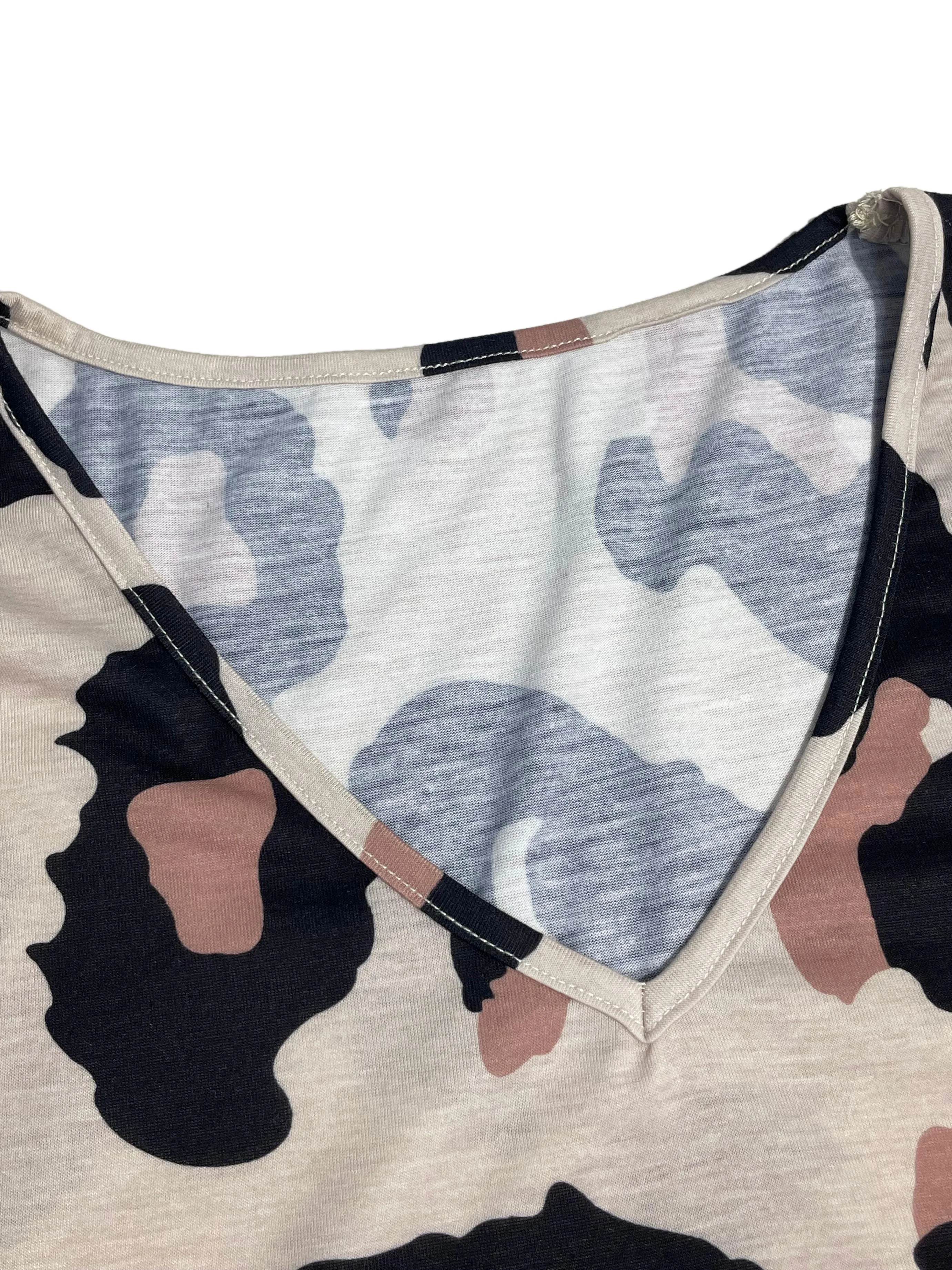 Sukienka damska z dekoltem w kształcie litery V, z długim rękawem i wzorem w panterkę, dopasowany krój, styl casual, idealna do pracy i na co dzień, perfekcyjna na jesień i zimę.