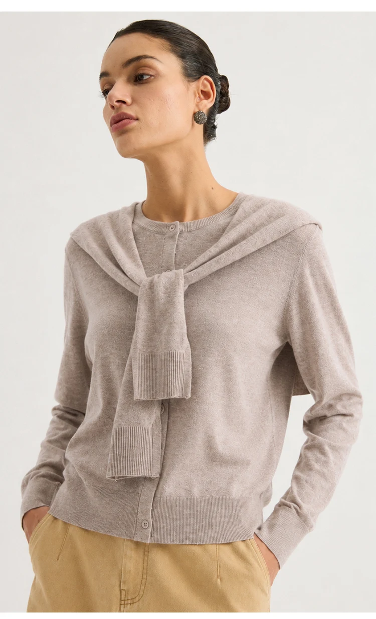 MZ62030 Damen-Strickjacke aus Kaschmir-Modal-Mischung, Langarm, Rundhalsausschnitt, Knopfverschluss, mit abnehmbarem, drapiertem Schultertuch – Detail 3