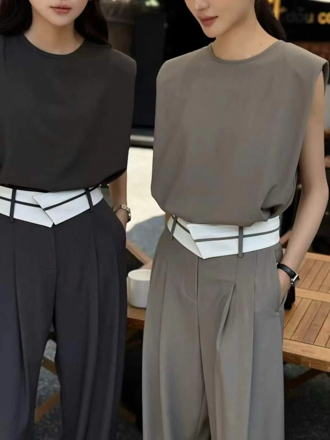 

Minimalist summer trouser suit with waistband
