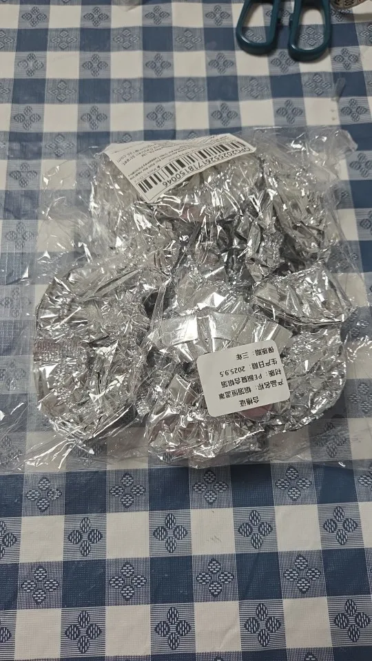 Reusable food cover used in a fridge storage setting