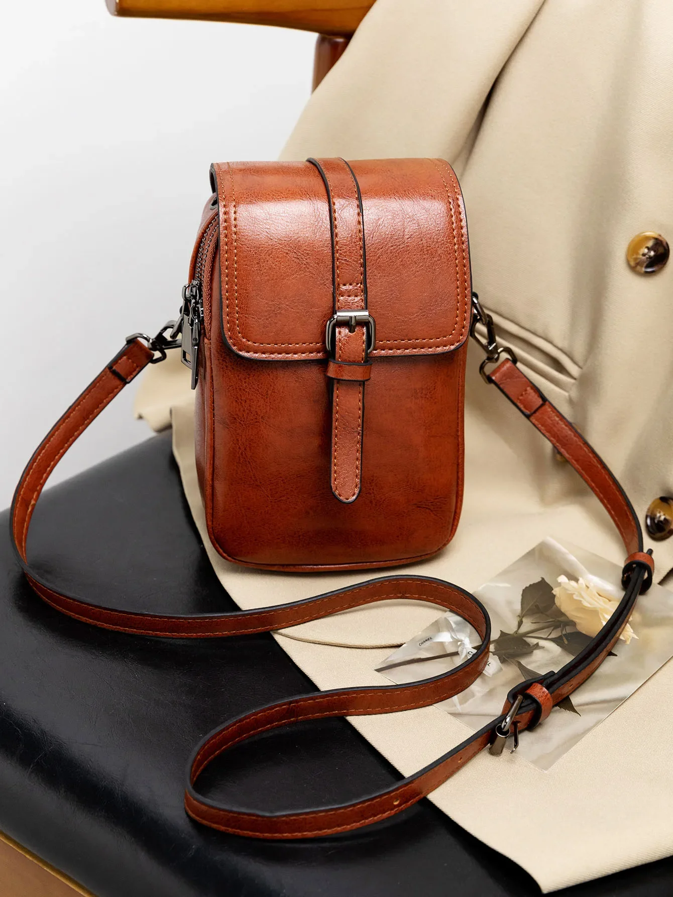 W stylu Retro designerska damska torba Crossbody lśniący połysk klapa z podwójnej warstwy pojemnościowa torba wielofunkcyjna na ramię — zdjęcie 2
