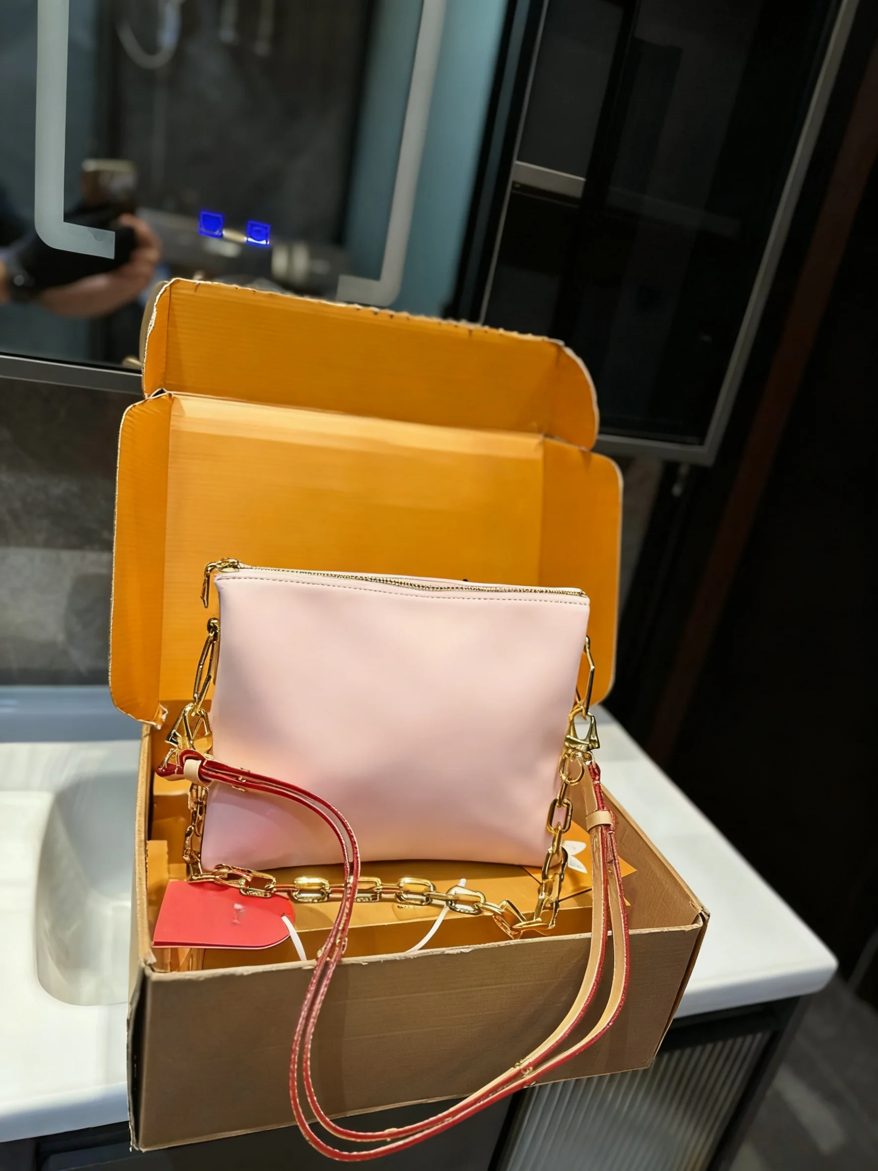 

2025 New SIZE: 26x21 CM Fashionable Versatile bags leather cherry Portable can be carried on the shoulder no boxes