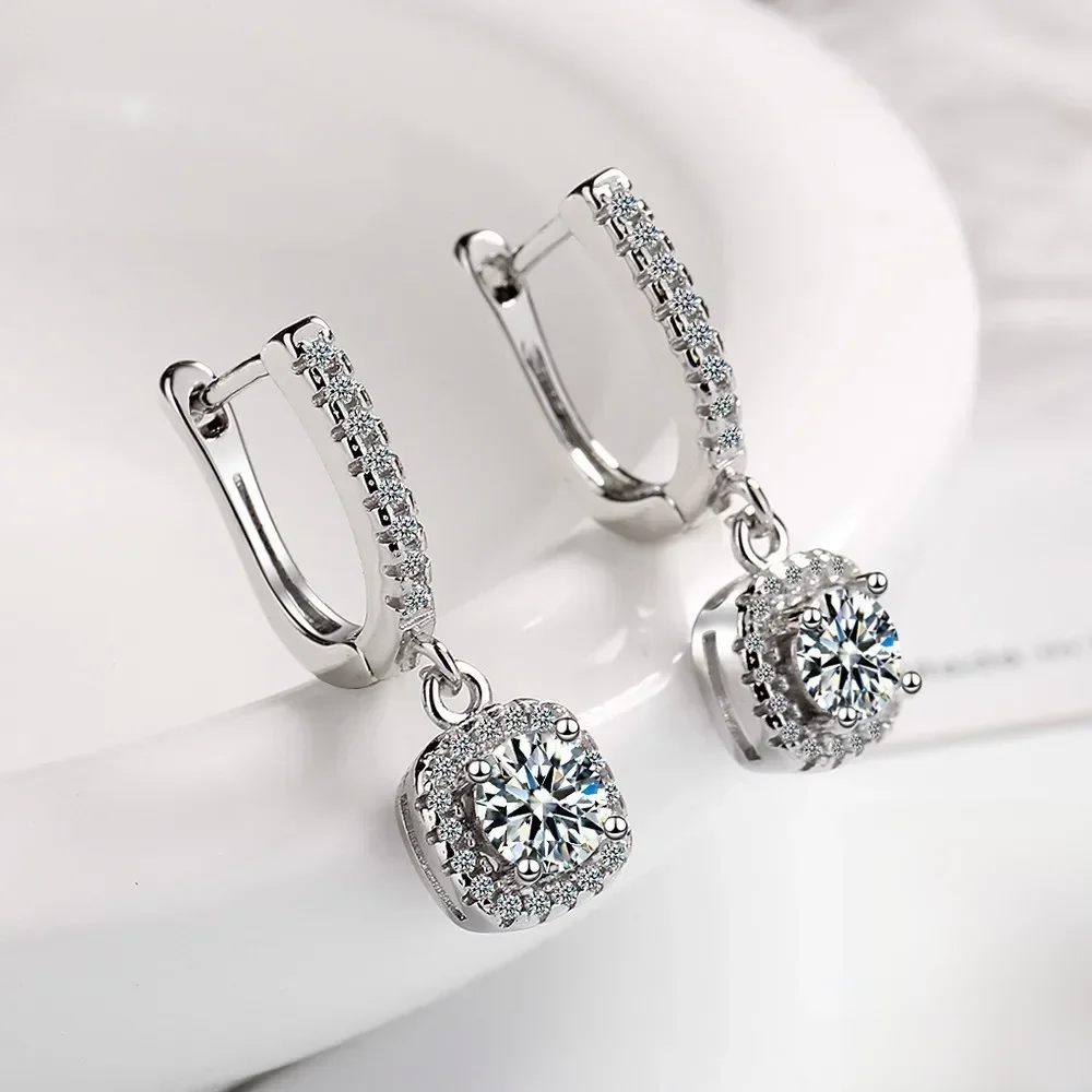 2CT Moissanite Huggie Hoop kolczyk dla kobiet stworzony w laboratorium diament 925 srebro Dainty Hoop dynda kolczyk Fine Jewelry — zdjęcie 2