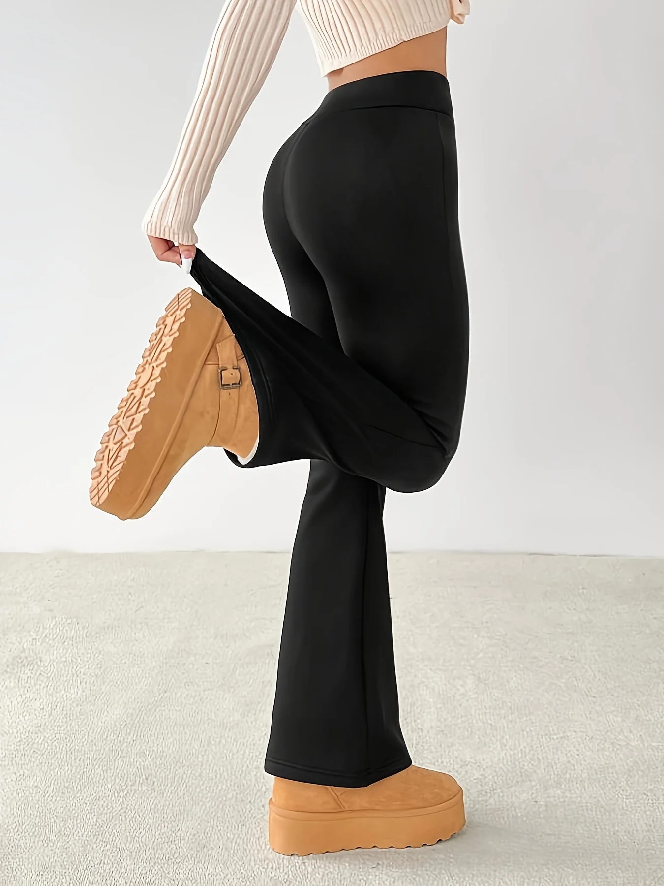 Pantalones de invierno para mujer, color negro puro, cálidos, con parte inferior acampanada, elásticos, cálidos y cómodos, nuevo estilo de moda 2025