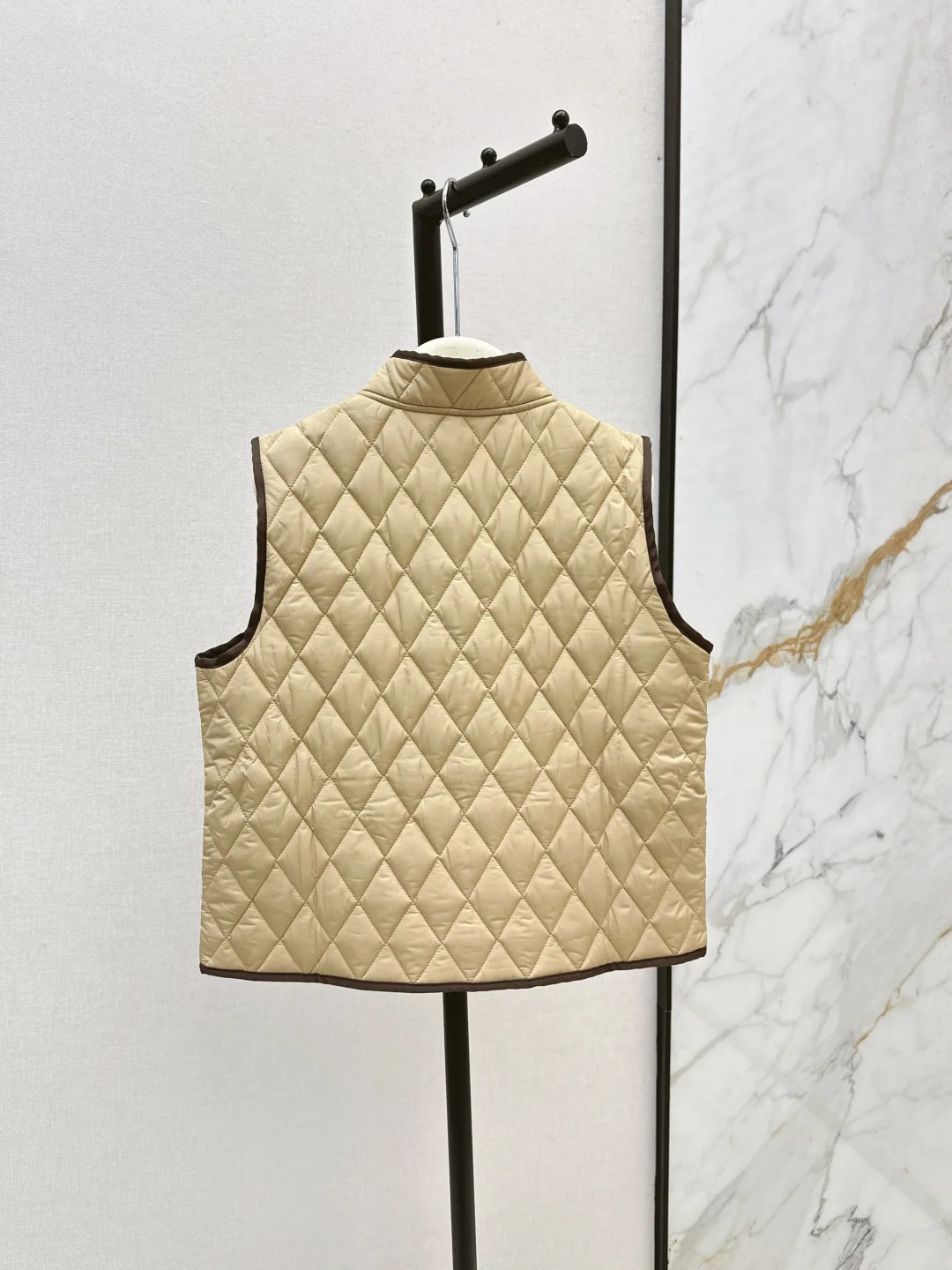 

Новейший осенне-зимний небольшой воротник-стойка с контрастной каймой и хлопчатобумажной подкладкой, легкий жилет